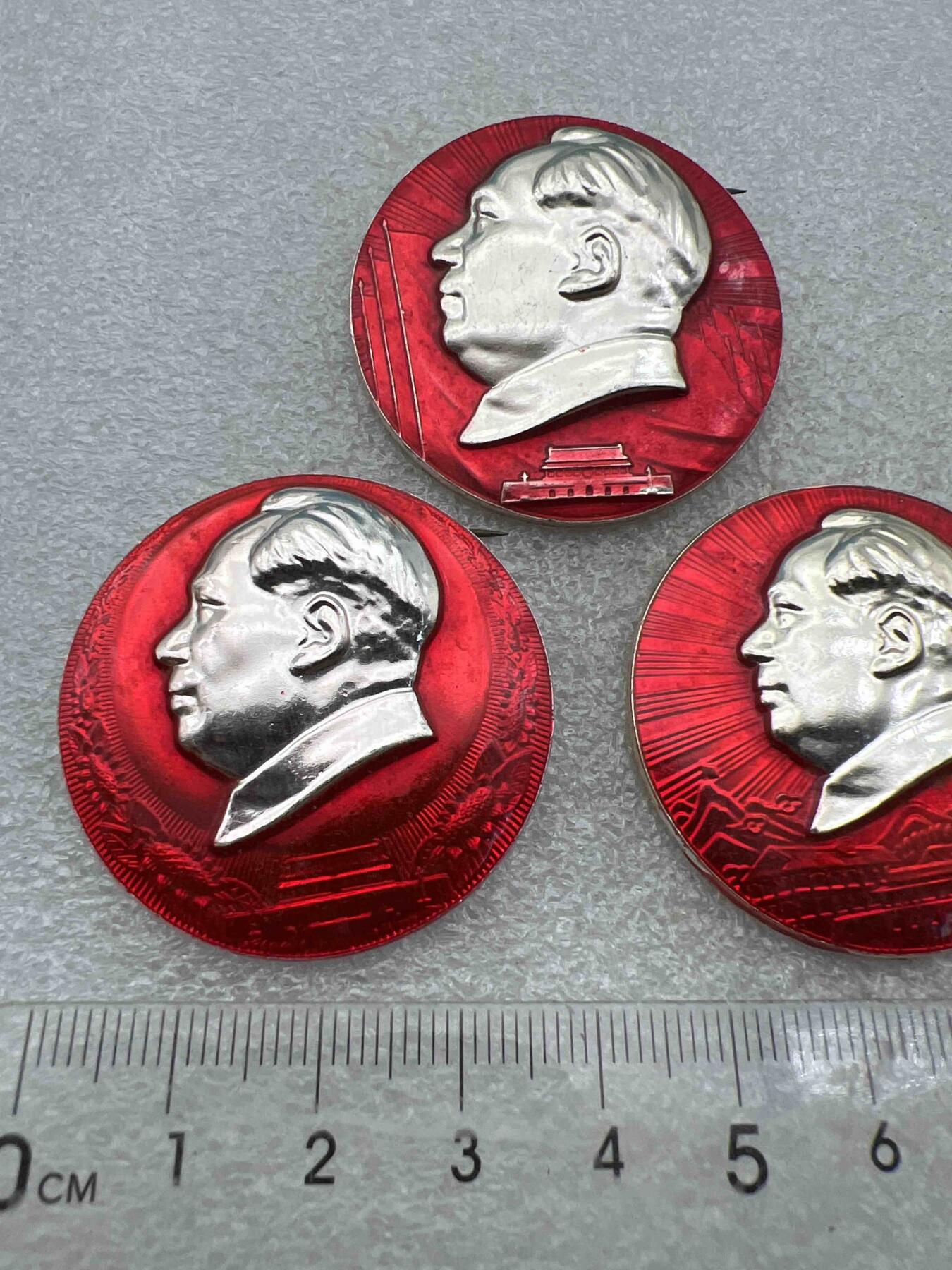 真品像章纪念章、老旧书籍、  真品像章纪念章