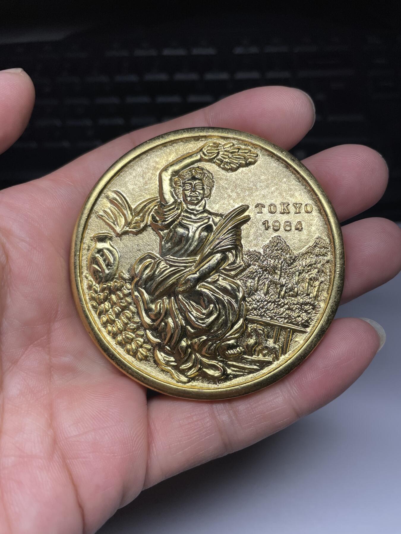 2025年集古藏今外币拍卖第九期-第5场—（总第275拍），可以寄存60天，满160元包邮。本期拍卖结束休假几天，所有快递节后发货 超大个1964年纪念章，直径65毫米