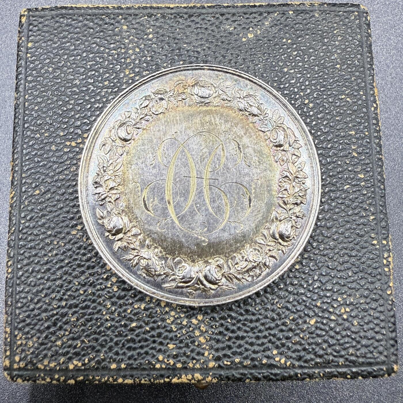 「木头集藏」“双节献礼”——章牌精品专场！ 1866年法国婚礼原盒纪念银章，直径：37 mm，21.8g，边铭：蜜蜂 ARGENT，少见早期原盒，品相不错。