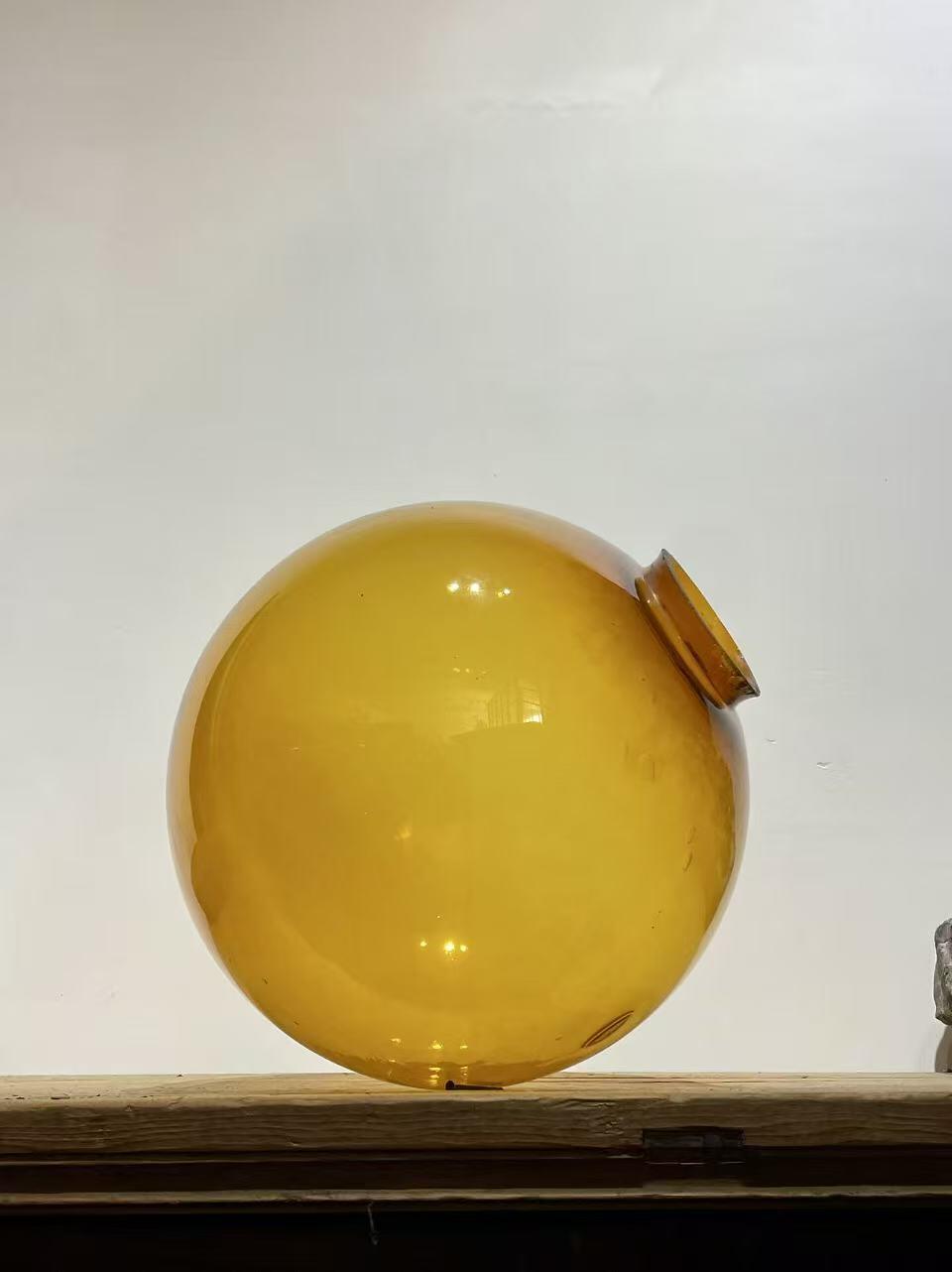民国琥珀黄大琉璃赏瓶，径40厘米，口有老磕碰。