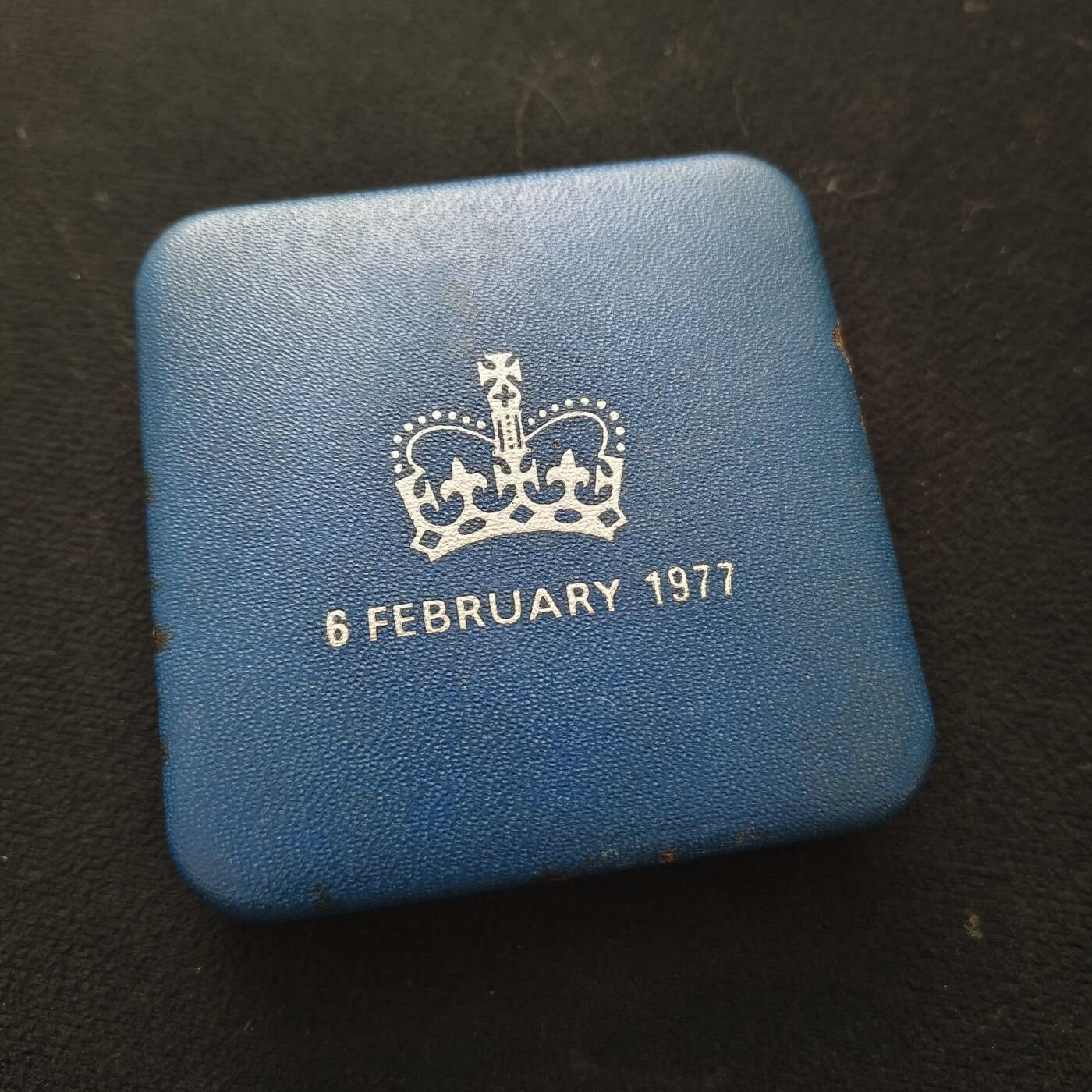 【全场包邮】纯粹捡漏拍465场 英属特里斯坦和达库尼亚1977年25便士女王登基25周年精制克朗型（28.28克）纪念银币-原盒