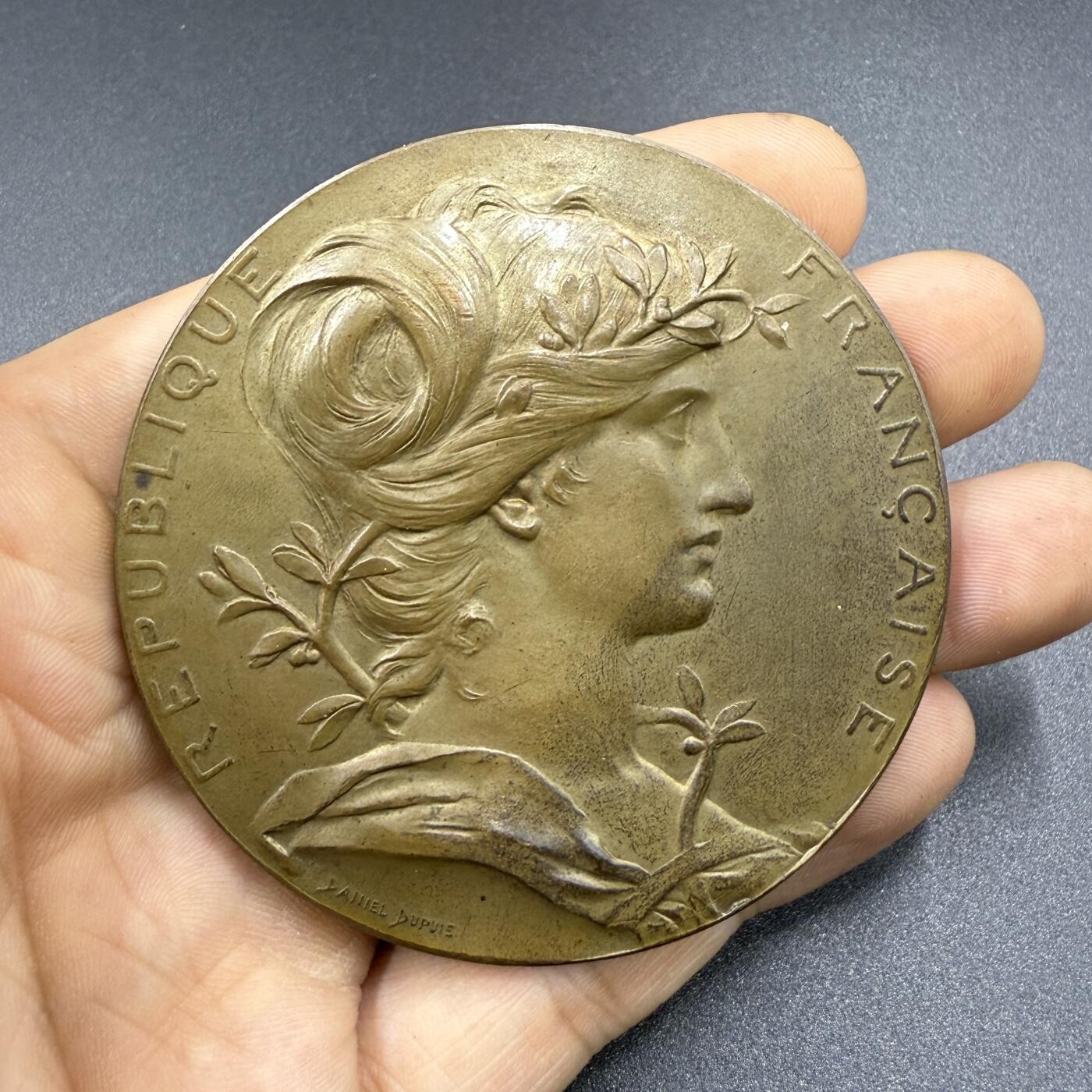 「木头集藏」“双节献礼”——章牌精品专场！ Daniel Dupuis～1889年法国巴黎世界博览会铜章，直径： 63.5 mm，品相不错。