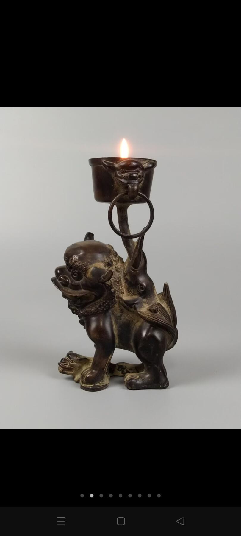 旧藏【双兽衔环铜烛台】 古雅的铜制烛台，背负着沉甸甸的历史。自战国时期便有了铜制烛台，而后历经各个朝代不断发展。瞧着燃烧的蜡烛散发出温暖的光亮，宛如目睹岁月的更迭。当烛台上燃起蜡烛时，那暖融融的光似乎能够穿透岁月，将人带回古老的往昔，去体会那种宁静与祥和！