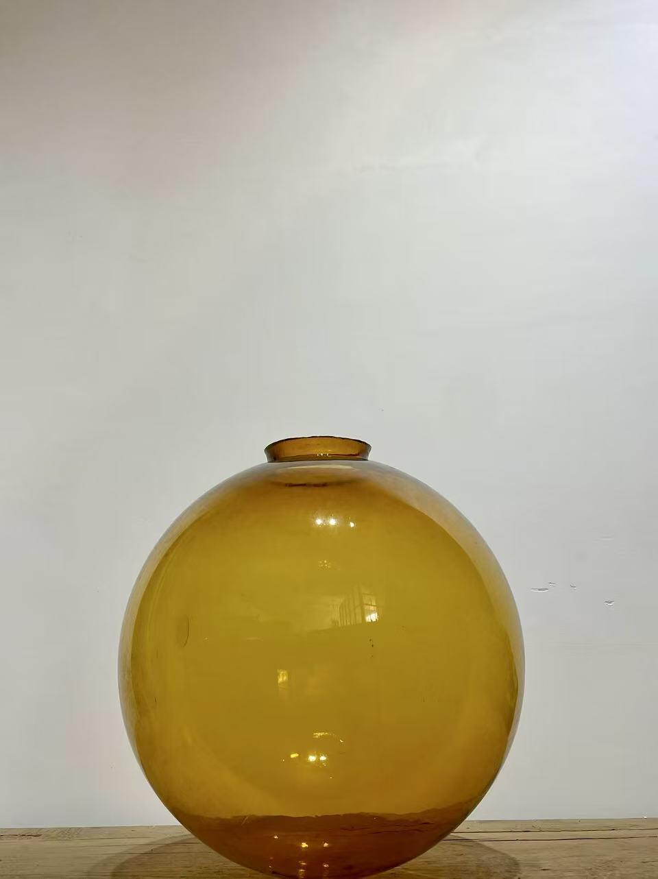 民国琥珀黄大琉璃赏瓶，径40厘米，口有老磕碰。