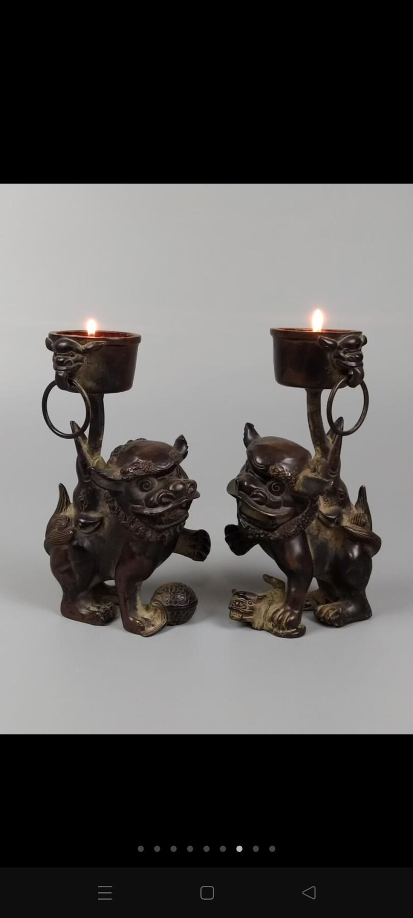 旧藏【双兽衔环铜烛台】 古雅的铜制烛台，背负着沉甸甸的历史。自战国时期便有了铜制烛台，而后历经各个朝代不断发展。瞧着燃烧的蜡烛散发出温暖的光亮，宛如目睹岁月的更迭。当烛台上燃起蜡烛时，那暖融融的光似乎能够穿透岁月，将人带回古老的往昔，去体会那种宁静与祥和！