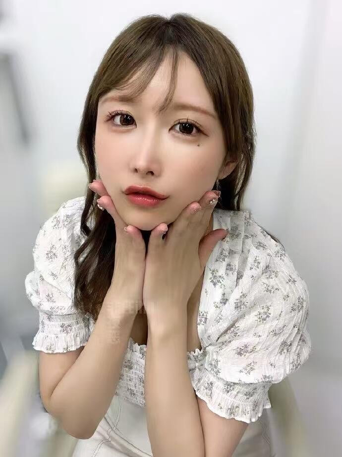 零元拍：日本 偶像艺人 网红 Unpai うんぱい 伊藤彩 特典 TikTok上已经有370万关注的超级网红 拍立得 签名