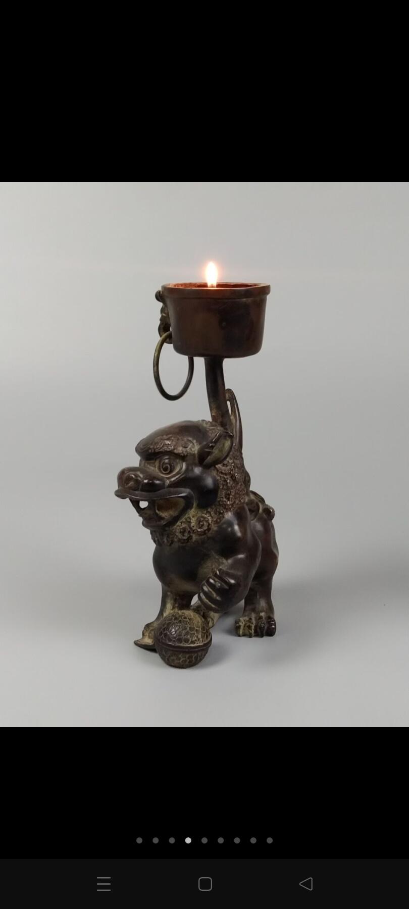 旧藏【双兽衔环铜烛台】 古雅的铜制烛台，背负着沉甸甸的历史。自战国时期便有了铜制烛台，而后历经各个朝代不断发展。瞧着燃烧的蜡烛散发出温暖的光亮，宛如目睹岁月的更迭。当烛台上燃起蜡烛时，那暖融融的光似乎能够穿透岁月，将人带回古老的往昔，去体会那种宁静与祥和！