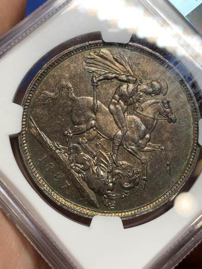 《竞宝斋》第424场 周日，周一，周二  3场连拍 （全场包邮） NGC MS62 英国1887维多利亚高冠马剑银币 兼具酱彩味道和丝滑转光，远超白币的观感