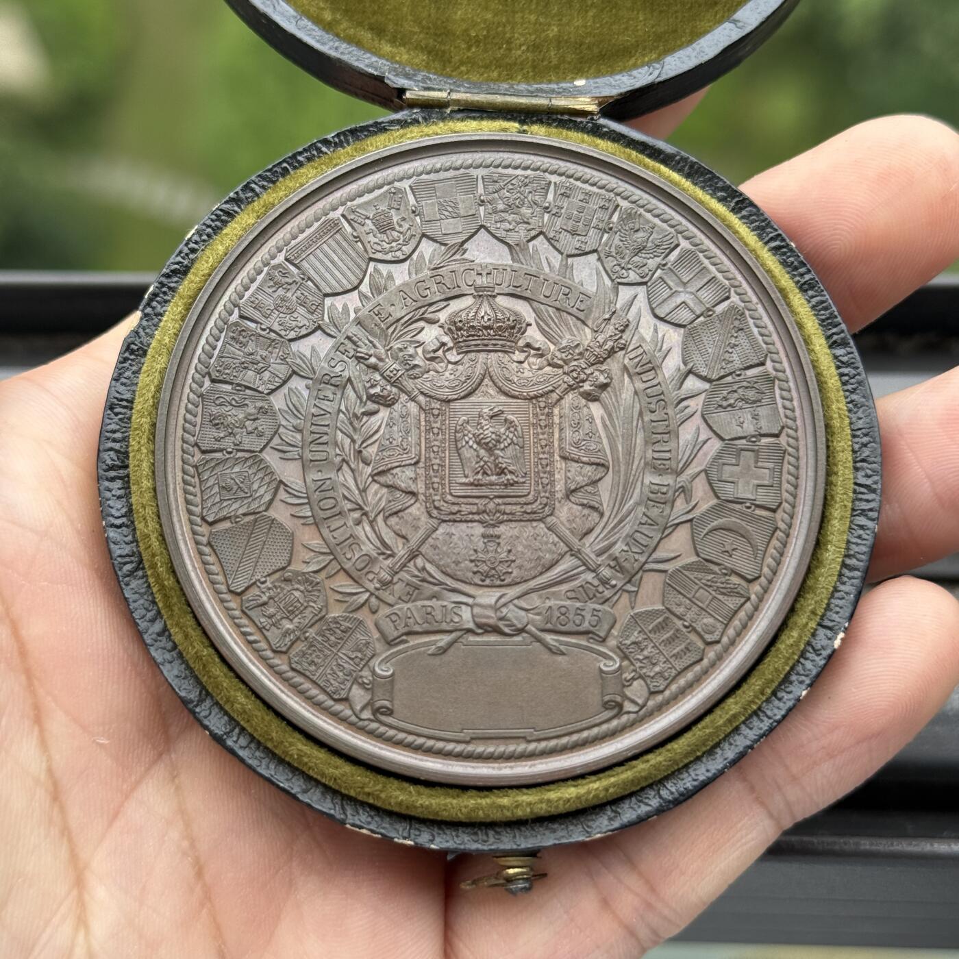 「木头集藏」“双节献礼”——章牌精品专场！ BARRE Albert Désiré ～1855年法国巴黎世界博览会铜章银章一对原盒。 直径：59.5 mm，银章：132.2g，边铭：手指 ARGENT ；铜章：108.5g，边铭：手指 BRONZE ，难得一对好品，烫金原盒正常使用！