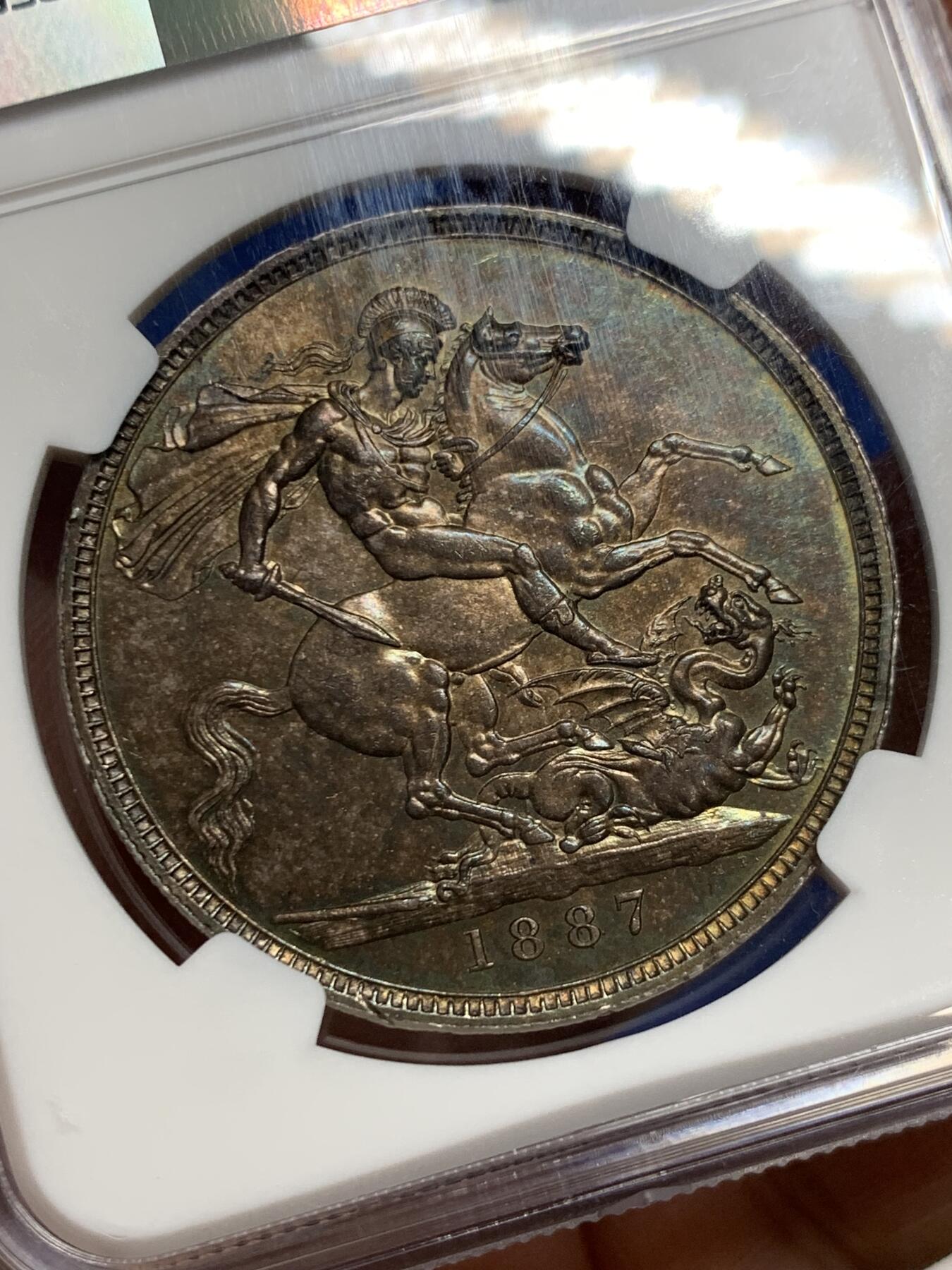 《竞宝斋》第424场 周日，周一，周二  3场连拍 （全场包邮） NGC MS62 英国1887维多利亚高冠马剑银币 兼具酱彩味道和丝滑转光，远超白币的观感