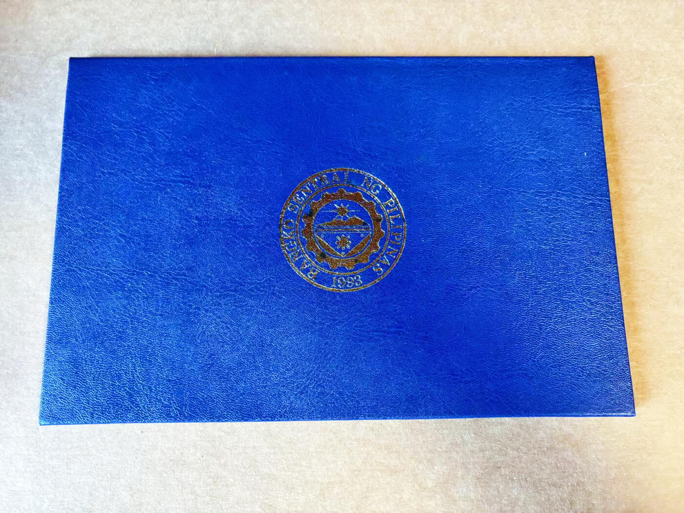 【Blue Auction】世界纸币精拍第733期——祝各位藏友国庆中秋假期快乐！ 【带证书带册34306】菲律宾 1998年2000比索 UNC- （轻微荧光 对于这张纸币正常现象普遍都有）大票幅