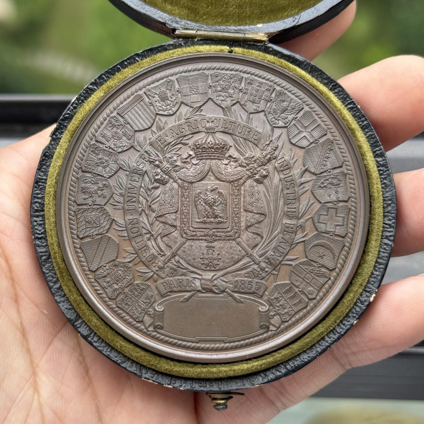 「木头集藏」“双节献礼”——章牌精品专场！ BARRE Albert Désiré ～1855年法国巴黎世界博览会铜章银章一对原盒。 直径：59.5 mm，银章：132.2g，边铭：手指 ARGENT ；铜章：108.5g，边铭：手指 BRONZE ，难得一对好品，烫金原盒正常使用！