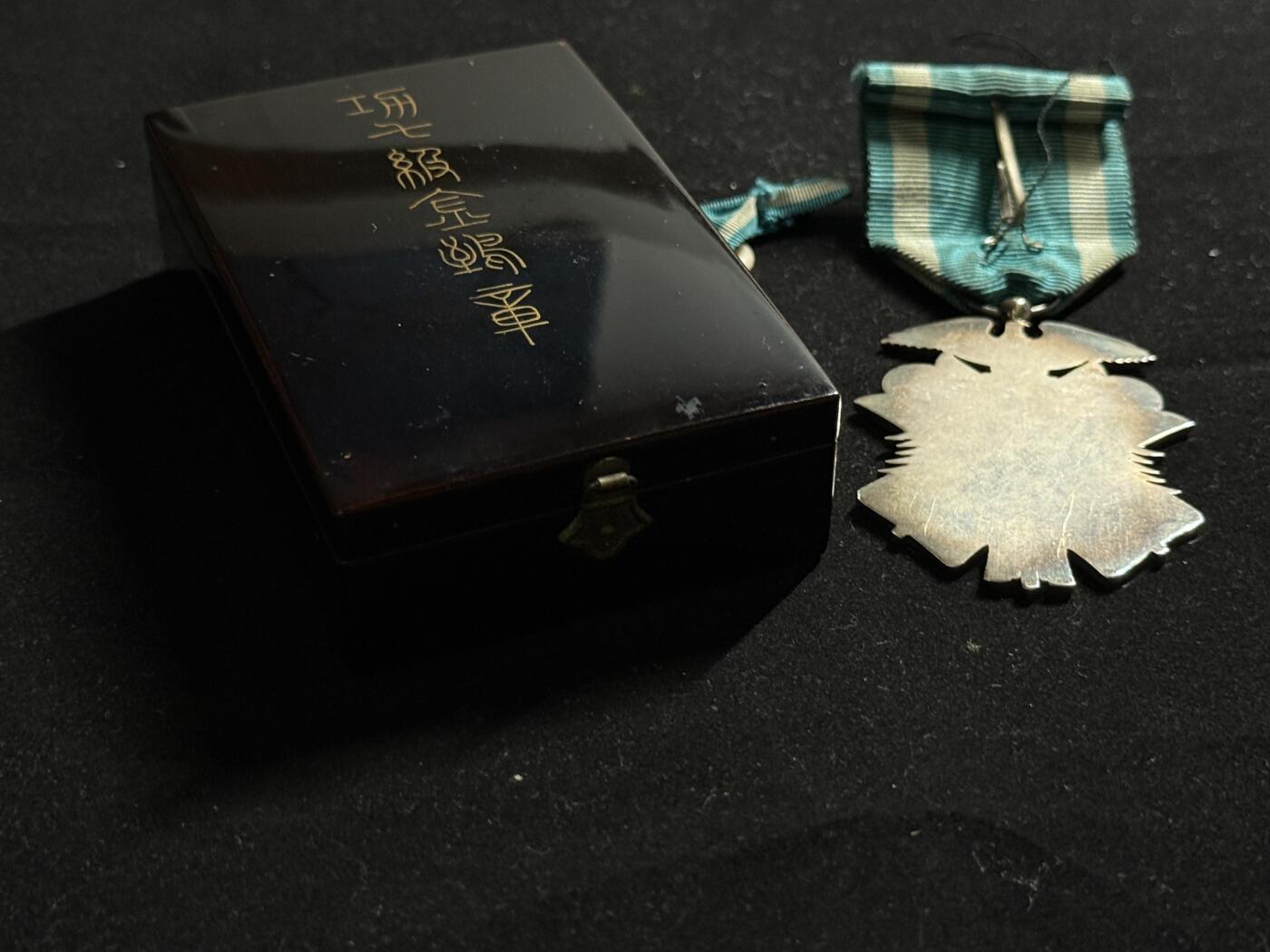 双节同庆！铭记历史！以史为鉴！戎马世界章牌大赏第106期 功七级金鸱章，盒略齐全