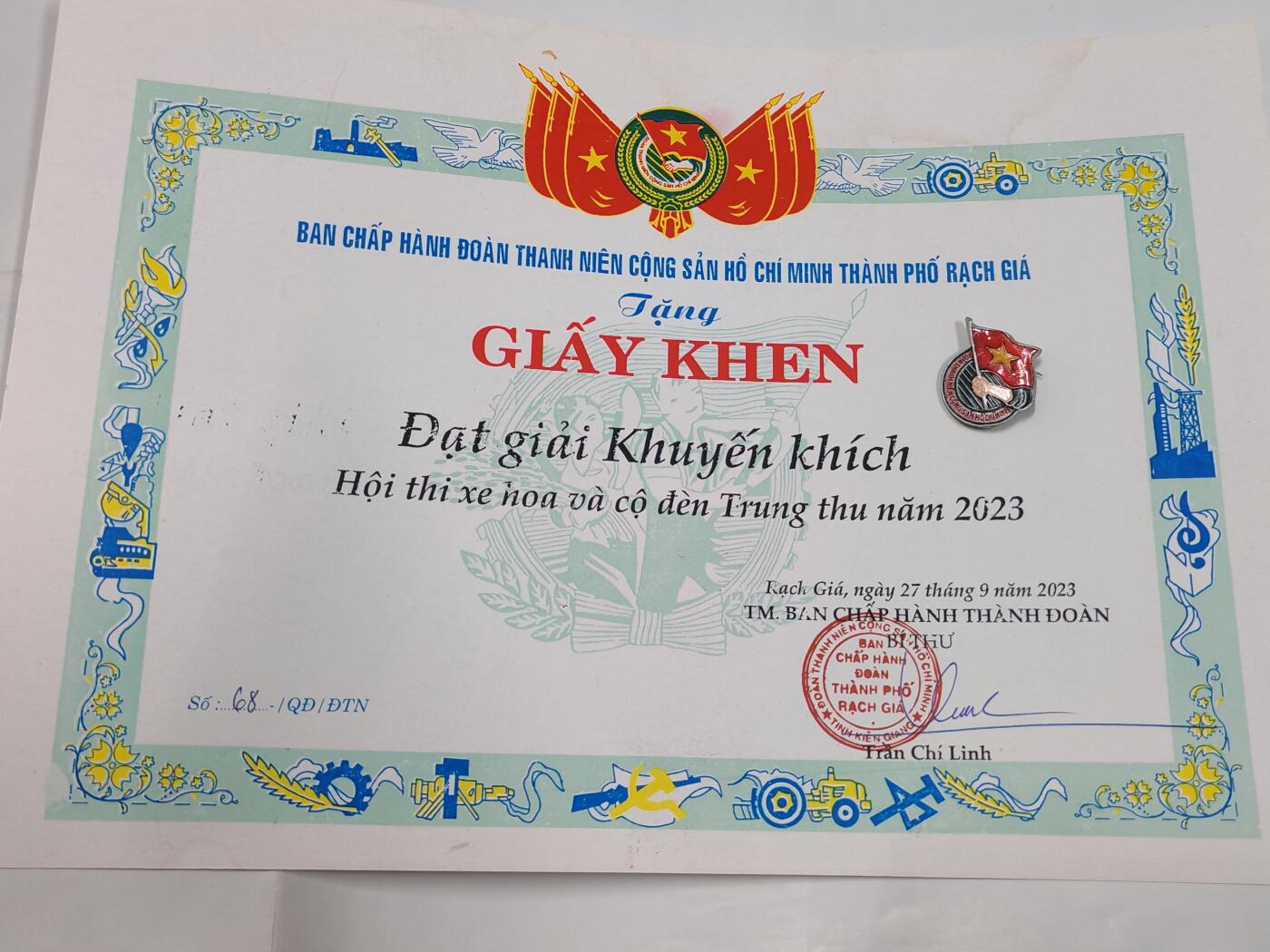 韵星假日拍卖第二十六期 -- Rimey Holidays Auction 26 越南社会主义共和国陈乐山同志为共青团发展积极贡献奖状带证章