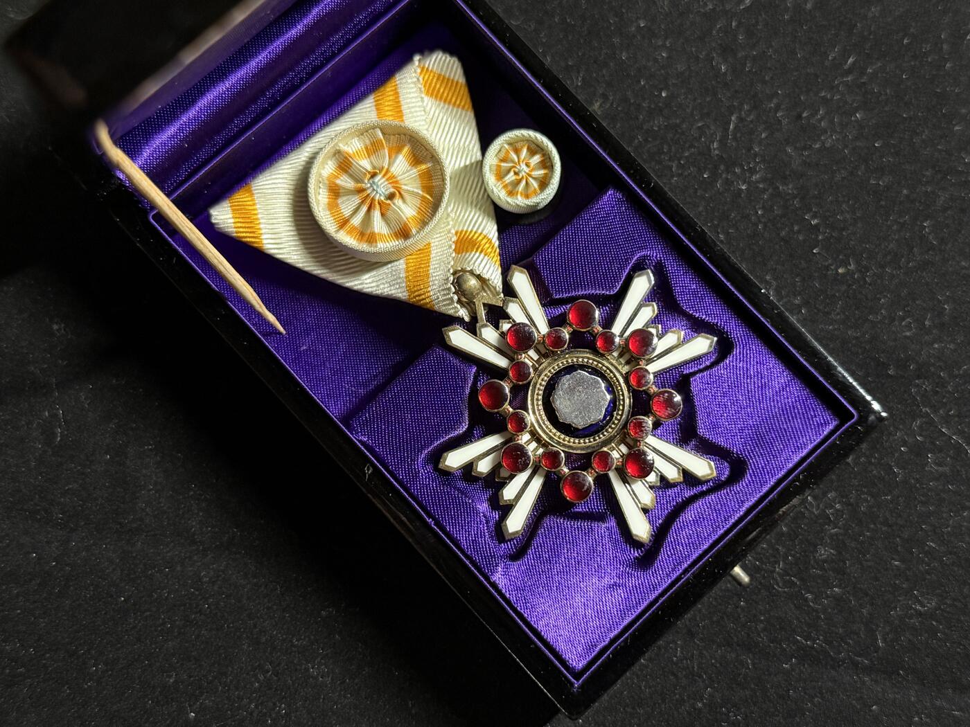 双节同庆！铭记历史！以史为鉴！戎马世界章牌大赏第106期 勋四等瑞宝章，盒略齐全