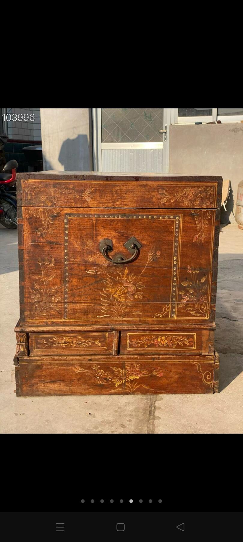 清代手绘老画箱，其上绘有花瓶牡丹花等图案，花瓶象征平安，牡丹乃富贵之花，整体寓意吉祥美好！岁月沉淀，古色古香，韵味独特颇具收藏价！