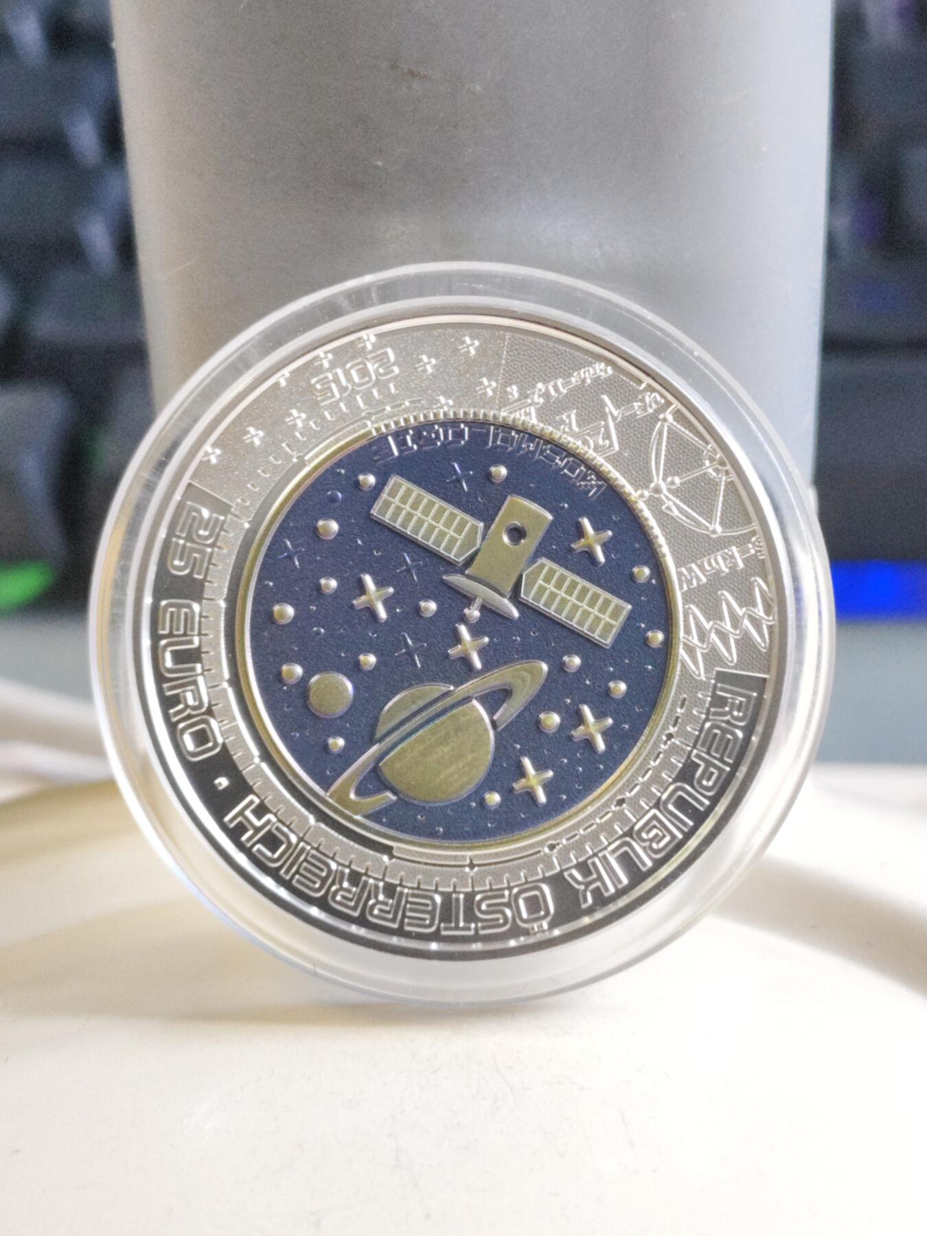 第177期拍卖【长期征集拍品】 奥地利2015年宇宙论铌银镶嵌双色纪念币，900银/998铌，10克和7.15克，发行：65000枚