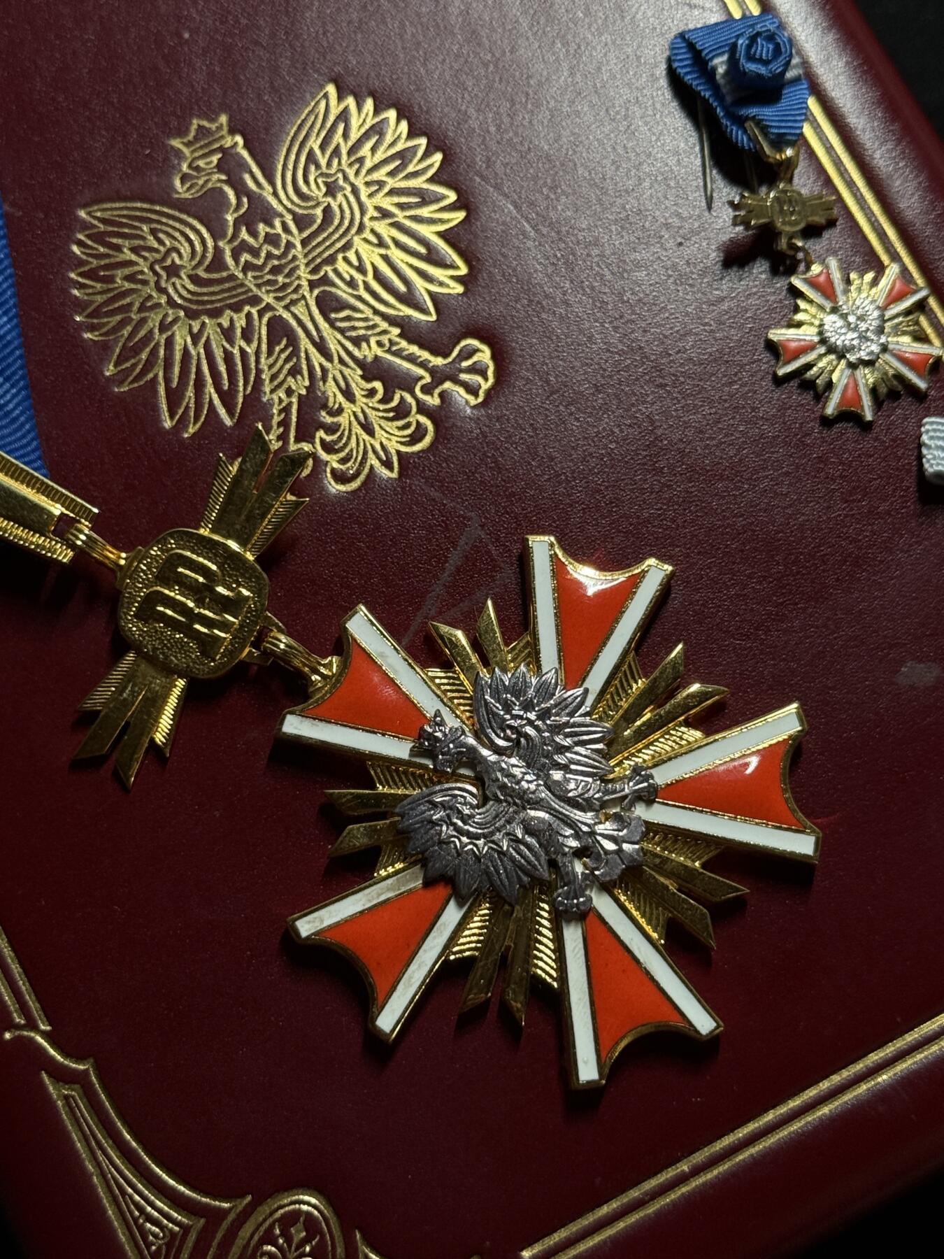 双节同庆！铭记历史！以史为鉴！戎马世界章牌大赏第106期 波兰国家功勋十字勋章，指挥官级，共和国版，盒略mini齐全，非常少见