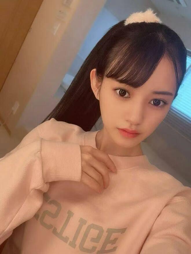 零元拍：日本 网红 偶像艺人 八卦海 八掛海 特典 拍立得 签名签字亲签 画了小爱心 实卡超好看 稀有 2020年11月以日本影片公司PRESTIGE专属的身份正式出道，首部作品《JK制服与初恋笑容》让她迅速走红，2025年1月签约M社。