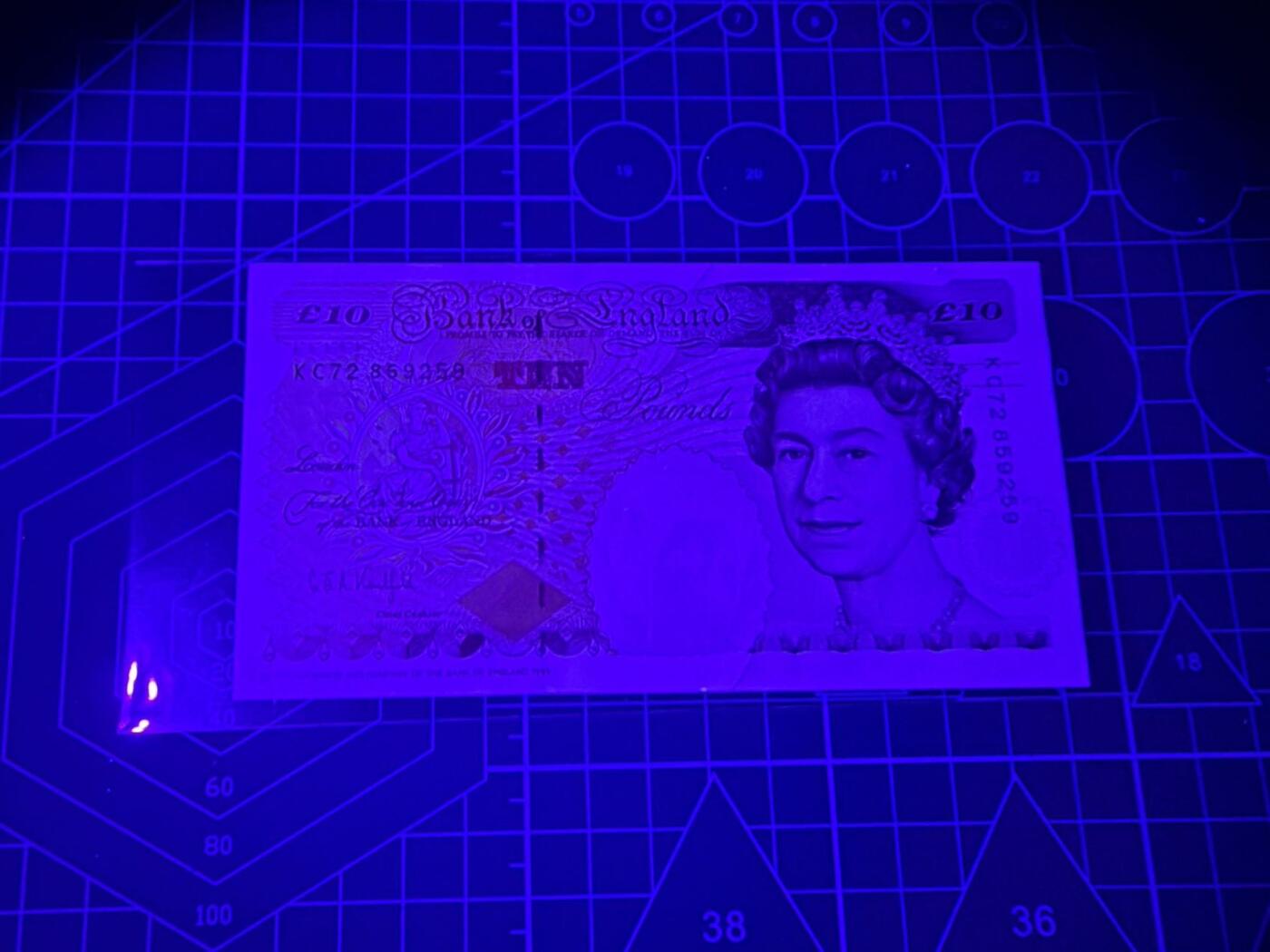 【炜奕收藏】，第四十六期 1993年英国E序列初版10镑数字版，UNC-品相，轻微角软折