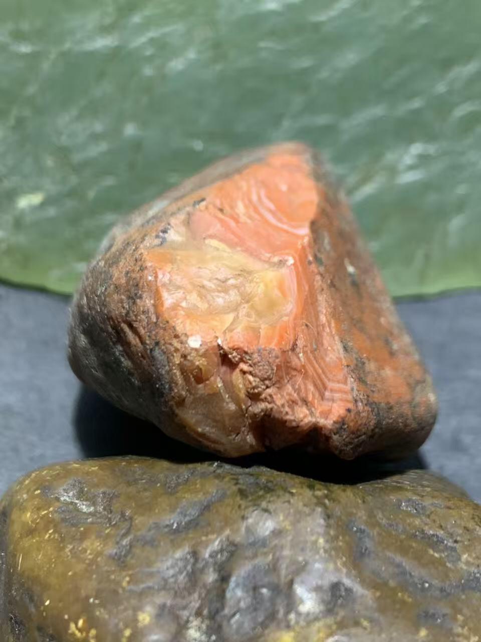 精美柿子红皮开窗包浆料南红玛瑙原石一颗