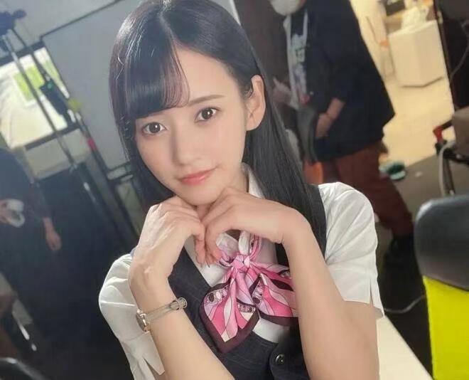 零元拍：日本 网红 偶像艺人 八卦海 八掛海 特典 拍立得 签名签字亲签 画了小爱心 实卡超好看 稀有 2020年11月以日本影片公司PRESTIGE专属的身份正式出道，首部作品《JK制服与初恋笑容》让她迅速走红，2025年1月签约M社。