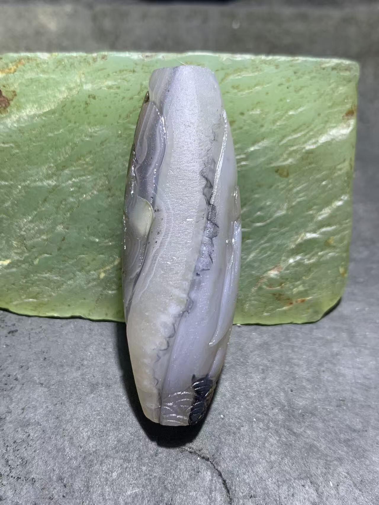 精美天然亚光高玉化白玉髓冰飘九眼页岩天珠雕刻一叶成佛把件（吊坠）一个！