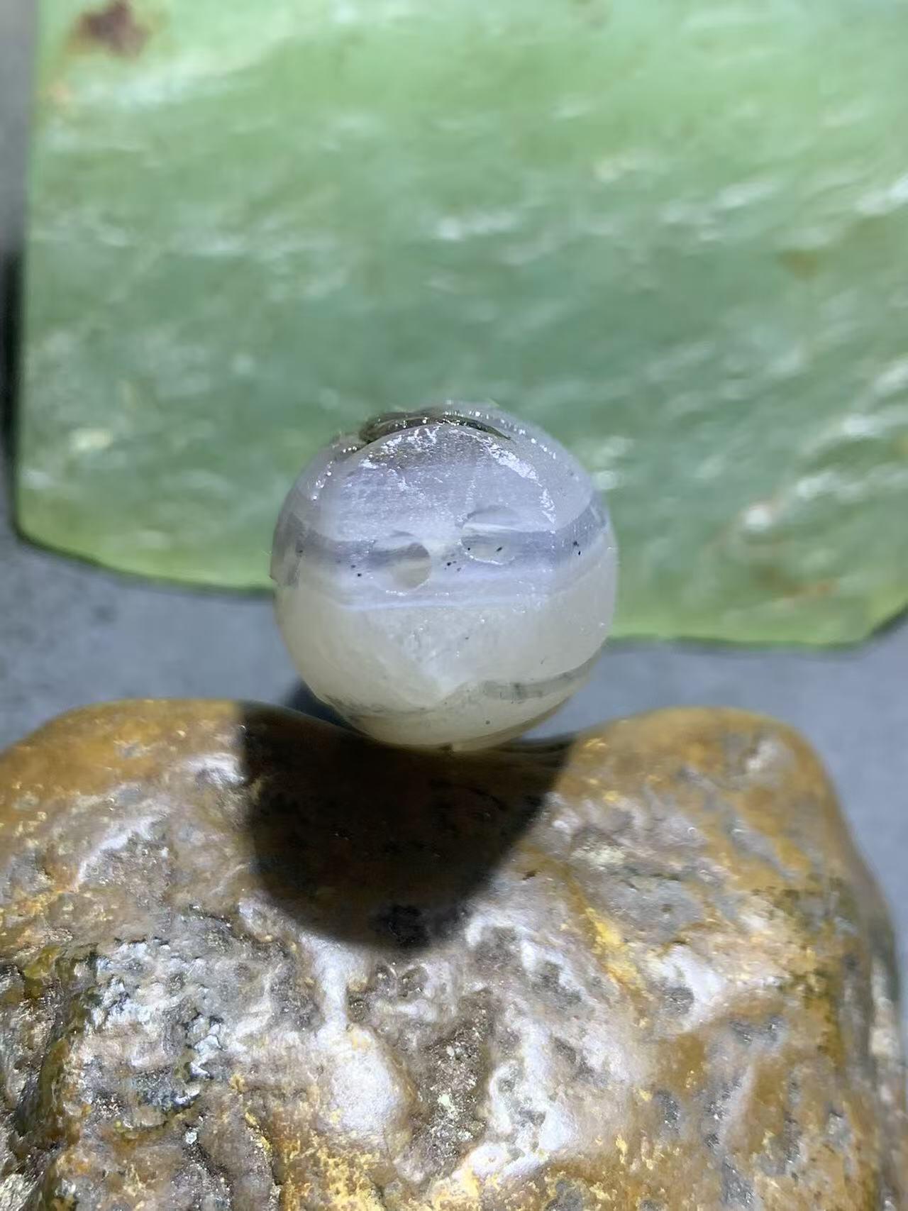 精美天然亚光高玉化白玉髓冰飘九眼页岩天珠雕刻一叶成佛把件（吊坠）一个！