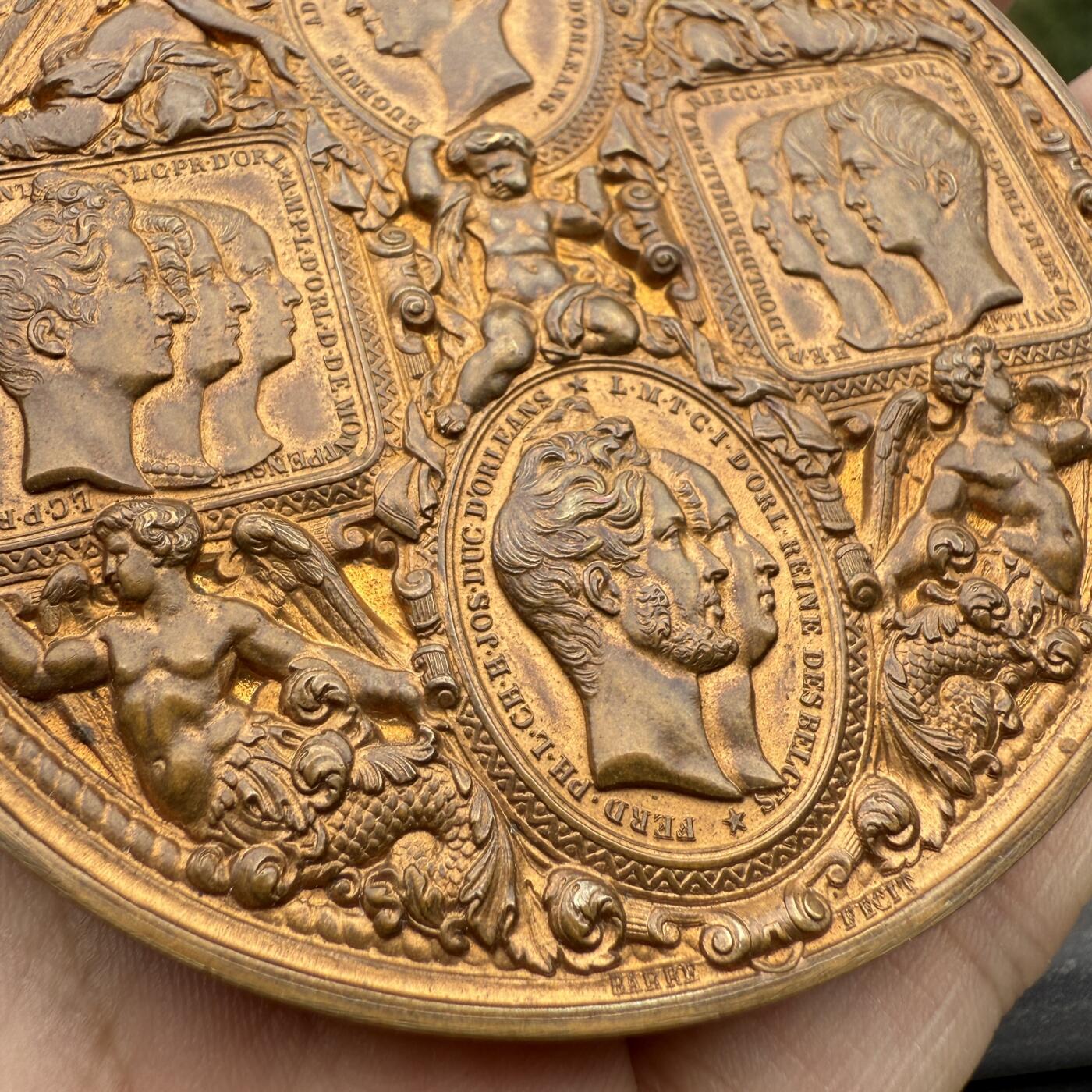 「木头集藏」“双节献礼”——章牌精品专场！ 雕刻家Barre～法国1833年铜章菲利普国王一家访问巴黎造币厂纪念大铜章，直径：75mm，光边无边铭，原铸品种少见！路易·菲利普国王时代巴洛克风格章牌的代表作品。正面是菲利普国王与王后；背面上方是国王的妹妹阿德莱德公主，下方是国王的长子奥尔良公爵与长女比利时王后，左右两侧是国王的其他儿女，品相很不错，同款收藏佳品！