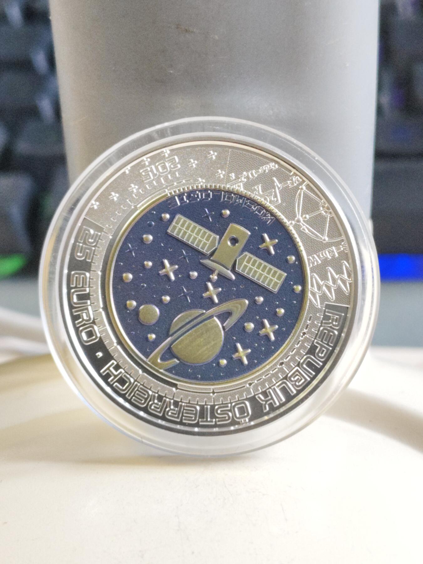 第177期拍卖【长期征集拍品】 奥地利2015年宇宙论铌银镶嵌双色纪念币，900银/998铌，10克和7.15克，发行：65000枚