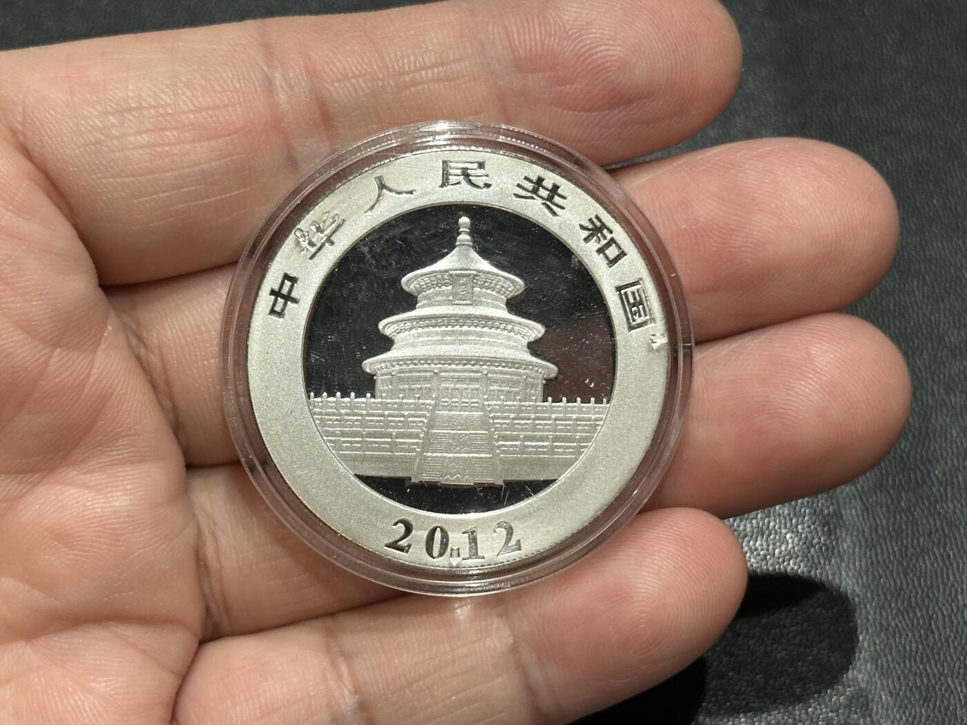 《外钞收藏家》第五百七十二期（畅拍场）（本平台长期征集拍品、欢迎藏友们联系合作） 2012年熊猫银币 1盎司 边上轻微瑕疵