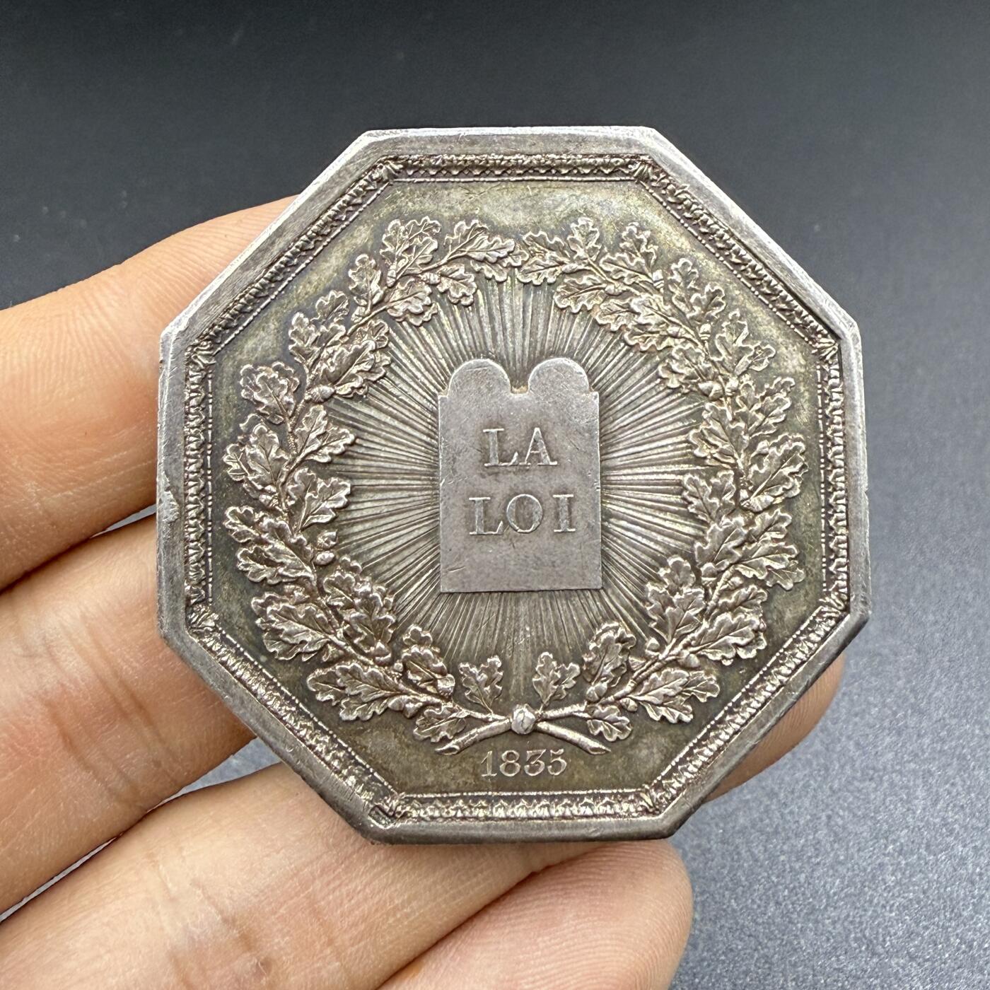 「木头集藏」“双节献礼”——章牌精品专场！ 法国最高上诉法院大型八角银章，直径：47 mm，65.16 g，边铭：油灯 （1832-1841年），正面刻画手持天平的正义女神形象，天平象征司法公正；她身旁的石碑刻有“LOI”（法律），少见大型八角，极早期版本，品相不错。