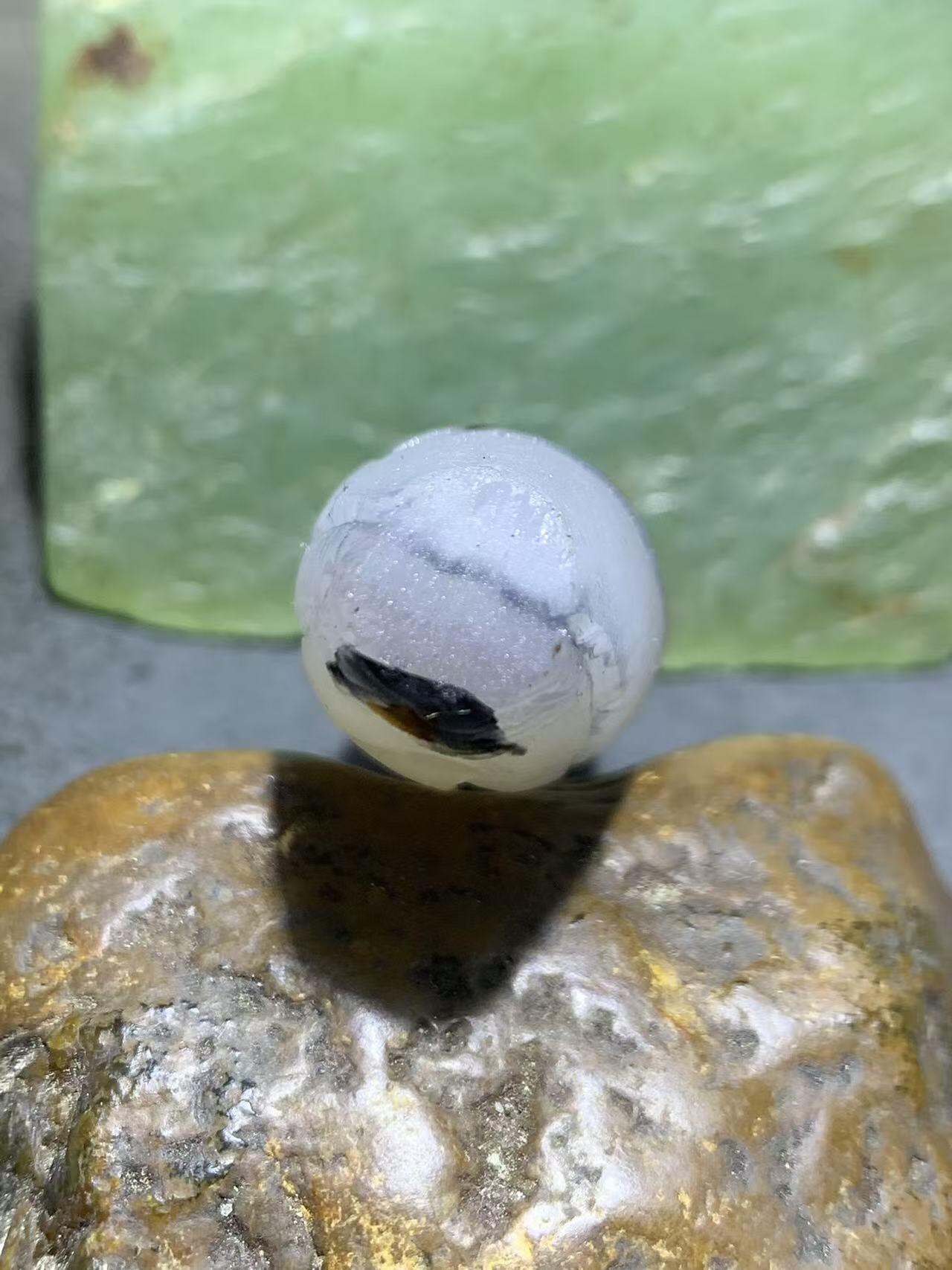 精美天然亚光高玉化白玉髓冰飘九眼页岩天珠雕刻一叶成佛把件（吊坠）一个！