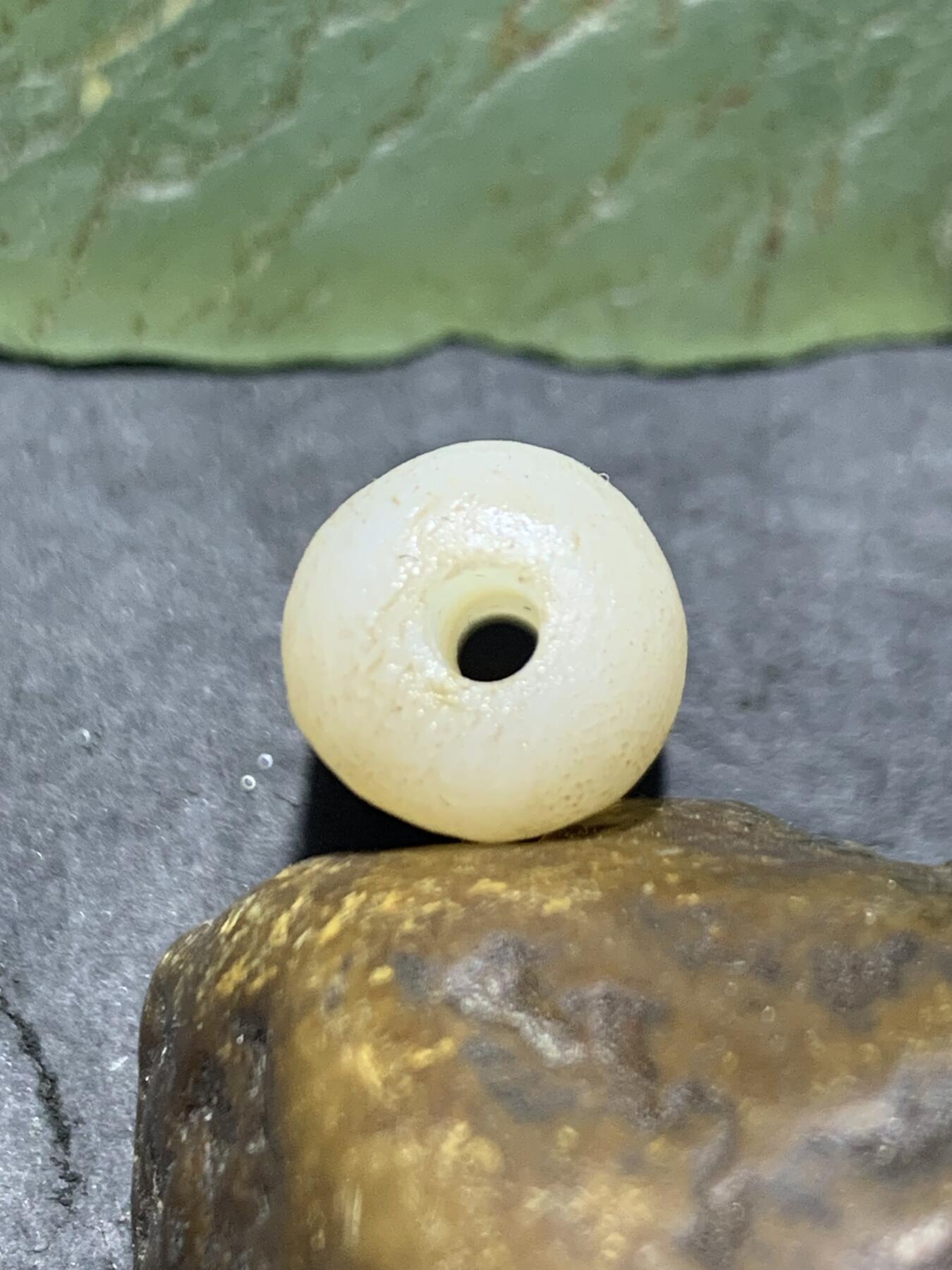 精美亚光高玉化海洋玉髓手工俏色巧雕神仙鱼随形桶珠一个！