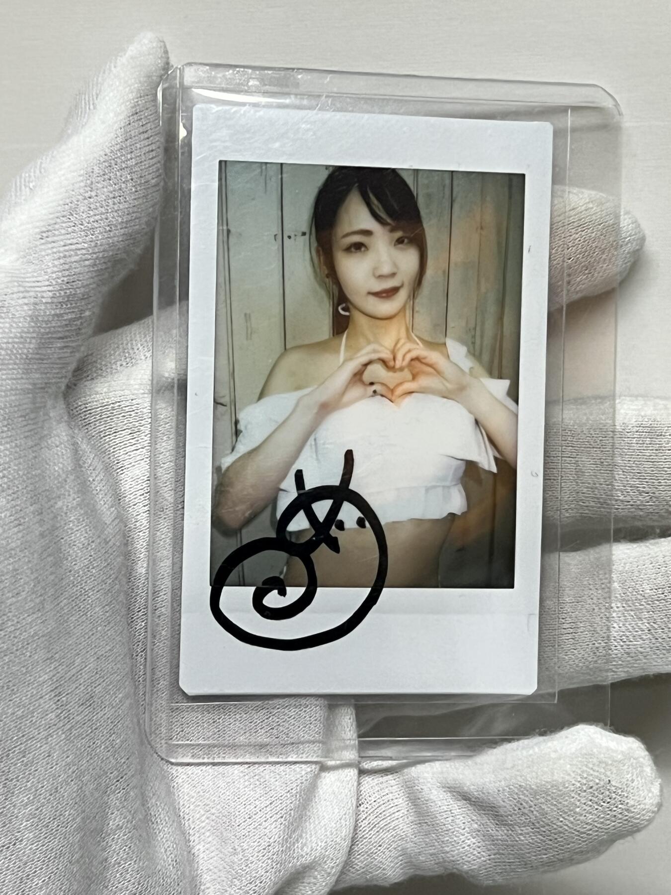 零元拍：日本网红 偶像艺人 美之島惠理 美ノ嶋めぐり 特典 拍立得 签名签字亲签 实卡超好看 稀有 2021年5月出道，成为日本影片公司PRESTIGE的专属新星，是PRESTIGE从FANZA平台撤退后力推的首位专属新人演员。2025年1月，她签约知名厂商M社，开启职业生涯新篇章。