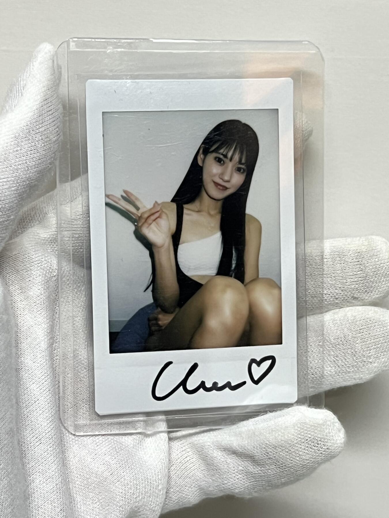 零元拍：日本 偶像艺人网红 八卦海 八掛海 特典 拍立得 签名签字亲签 画了小爱心 实卡超好看 稀有 2020年11月以日本影片公司PRESTIGE专属的身份正式出道，首部作品《JK制服与初恋笑容》让她迅速走红，2025年1月签约M社