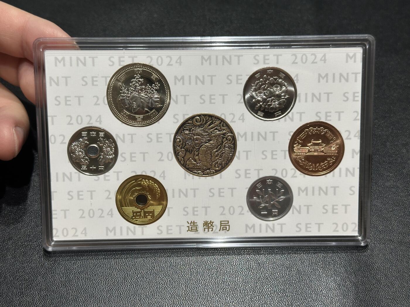 《外钞收藏家》第五百七十二期（畅拍场）（本平台长期征集拍品、欢迎藏友们联系合作） 龙年2024年日本令和6年套币 Mint Set 含改版500元和龙年生肖铜章