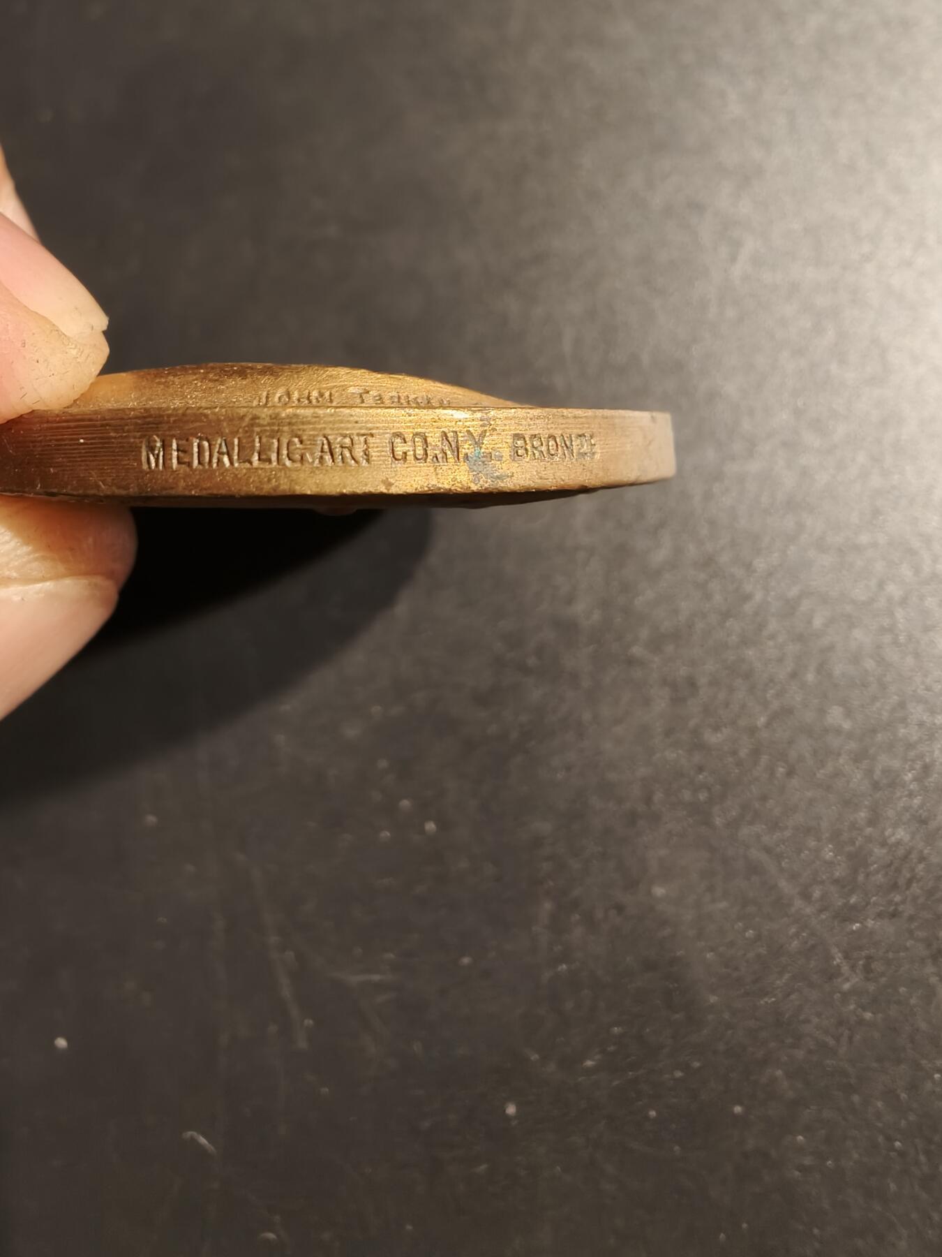 老王徽章第153期 美国政治家亨利·克莱大铜章   直径43mm.  重量56.8g.  亨利·克莱（1777-1852）是美国著名的政治家，曾担任美国国务卿、众议院议长和参议员。﻿