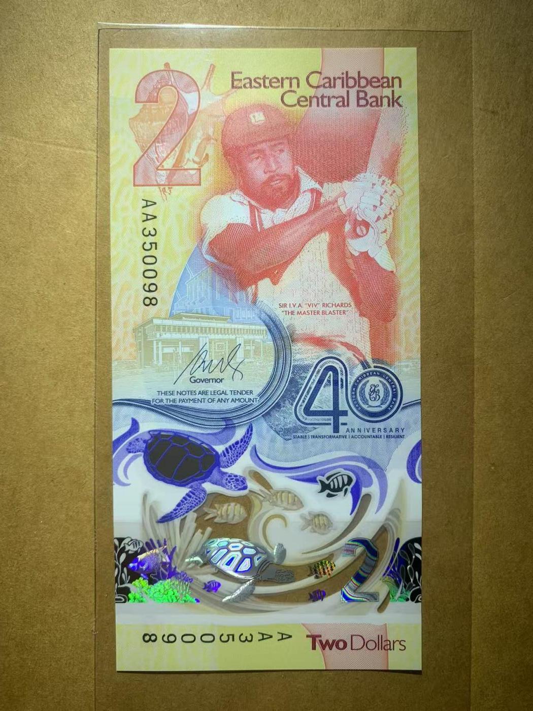 【礼羽收藏】🌏世界钱币拍卖第115期 【AA350098】全新UNC 2023年东加勒比2面值塑料纪念钞 AA首发冠 无47尾98 永恒号