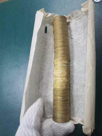 洪涛臻品批发群 精选邮票限时拍卖第1154期  8101拆卷验货未流通一卷全新100枚。 新疆干货，卷拆全品无氧化，拍品实图，潜力品种，喜欢不要错过，买卷拆全品比买卷货盒货更放心，币的真假品相不用担心，品相有保障。