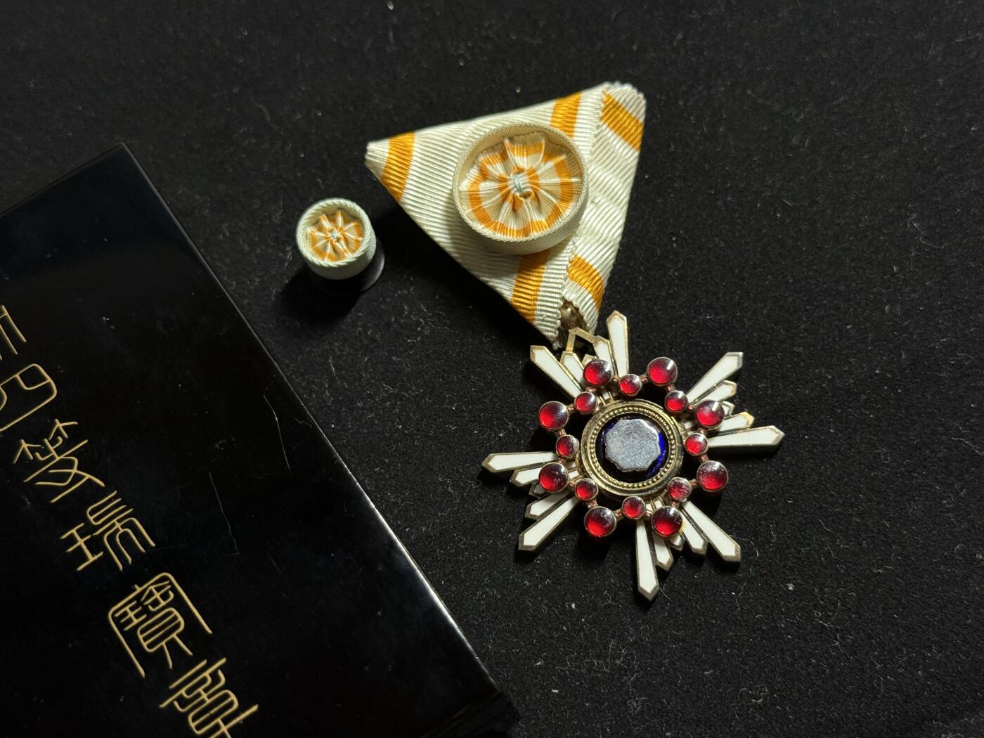 双节同庆！铭记历史！以史为鉴！戎马世界章牌大赏第106期 勋四等瑞宝章，盒略齐全