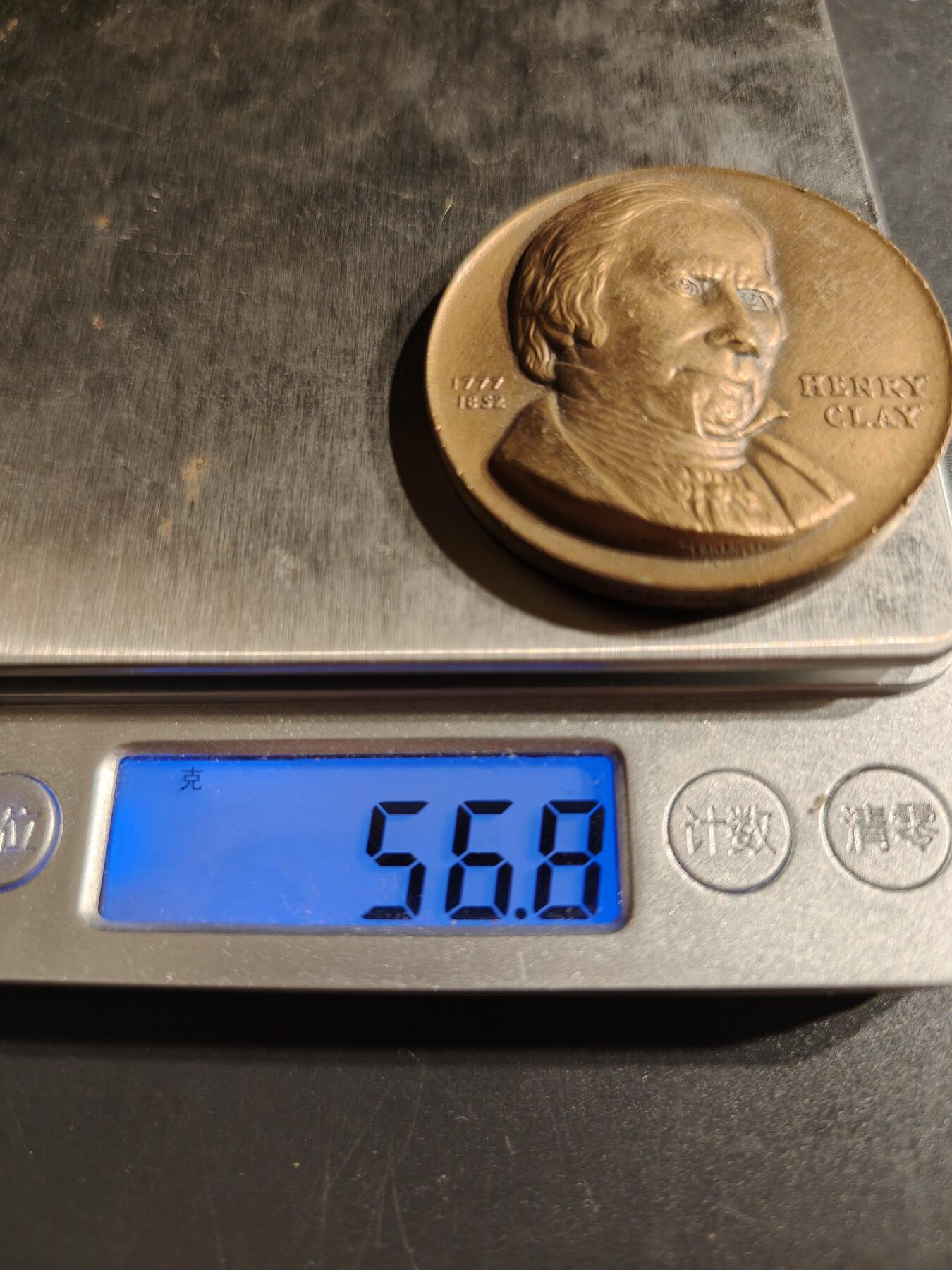 老王徽章第153期 美国政治家亨利·克莱大铜章   直径43mm.  重量56.8g.  亨利·克莱（1777-1852）是美国著名的政治家，曾担任美国国务卿、众议院议长和参议员。﻿