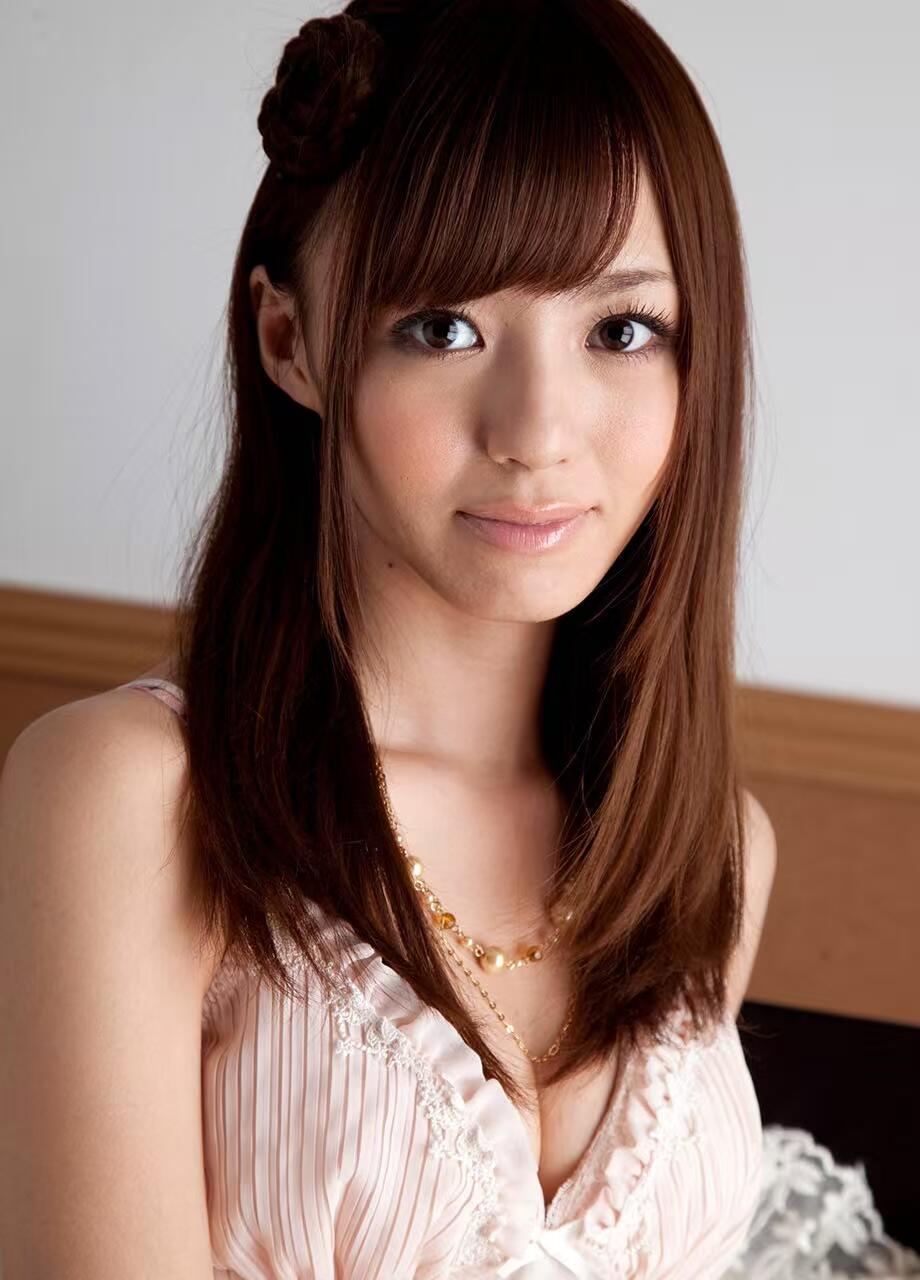 零元拍：网红JUICY HONEY 希志爱野 希志あいの 2008年出道，2015年退役，以清纯气质和体操柔韧性著称 曾任惠比寿麝香葡萄第三代队长 亲穿蕾丝裙 实物切割 物料卡 附带独立编号236/300 2012年出品 十多年老卡！存世量极低！且拍且珍惜！