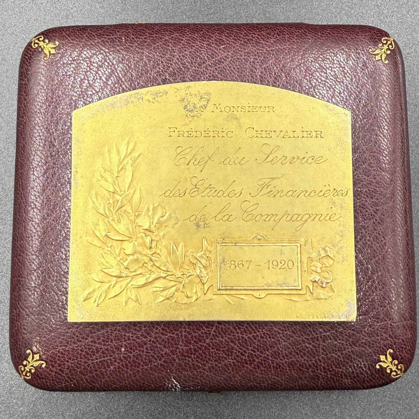 「木头集藏」“双节献礼”——章牌精品专场！ 1920年法国通用保险公司镀金原盒大银章，尺寸：75×65 mm，115 g，边铭：菱形厂标 ARGENT 野猪头银标，正面背景刻画 火灾 与 雷暴天气下海浪吞噬船只的场景，主体刻画女神手持盾牌保护幼童，加上船锚、柱式元素，寓意保险的保障和可靠，奖章授予：Frédéric Chevalie 先生， 1867-1920年间担任该公司金融研究部门主管，少见大银章，精致烫金皮盒，收藏佳品。