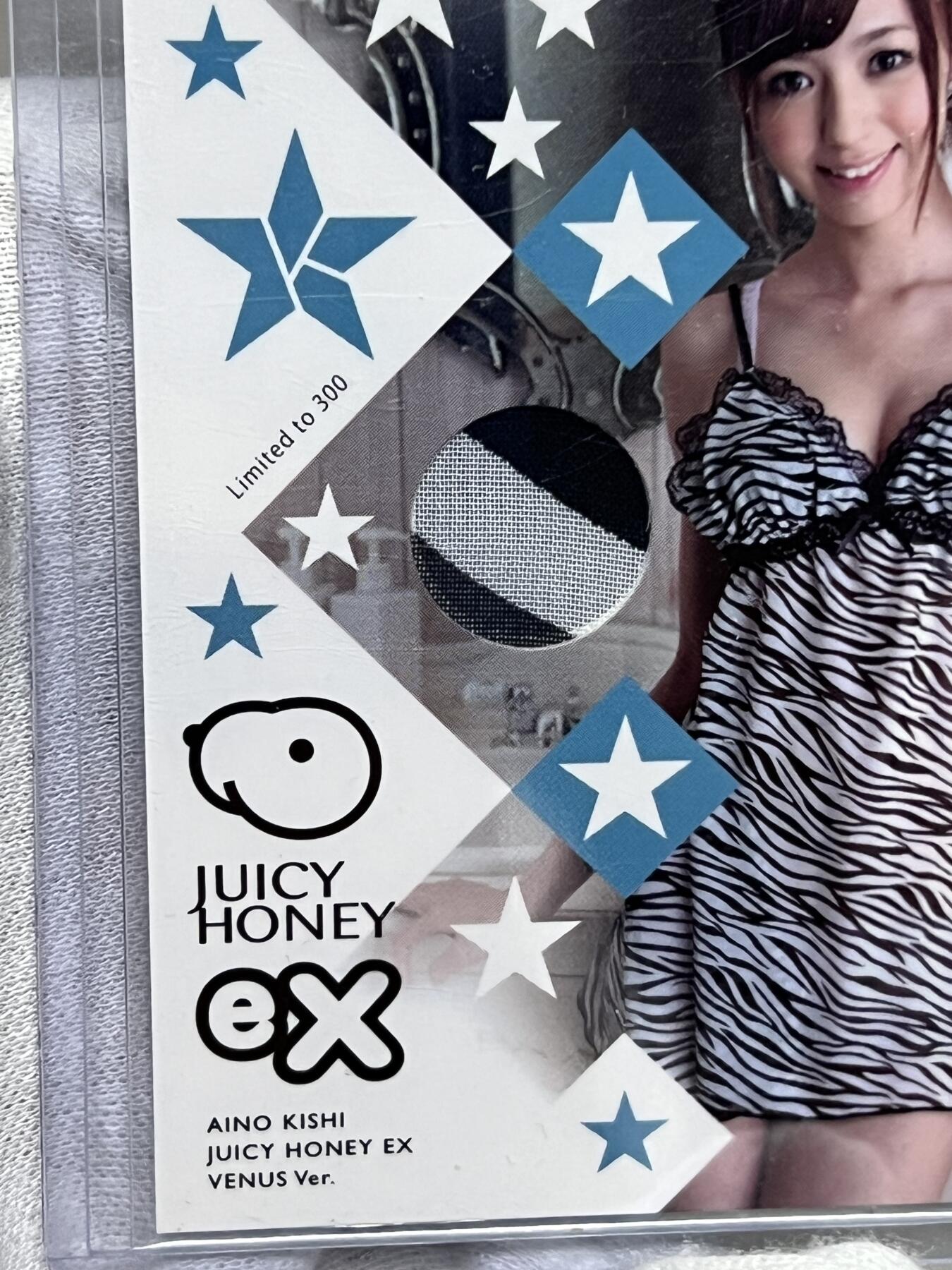 零元拍：网红JUICY HONEY 希志爱野 希志あいの 2008年出道，2015年退役，以清纯气质和体操柔韧性著称 曾任惠比寿麝香葡萄第三代队长 亲穿蕾丝裙 实物切割 物料卡 附带独立编号236/300 2012年出品 十多年老卡！存世量极低！且拍且珍惜！