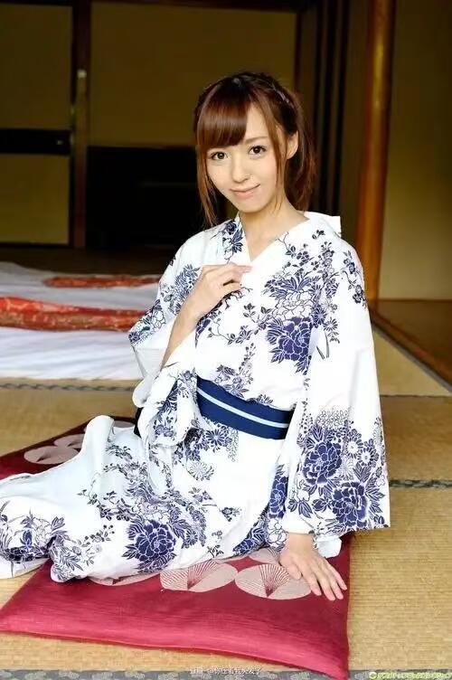 零元拍：网红JUICY HONEY 希志爱野 希志あいの 2008年出道，2015年退役，以清纯气质和体操柔韧性著称 曾任惠比寿麝香葡萄第三代队长 亲穿蕾丝裙 实物切割 物料卡 附带独立编号236/300 2012年出品 十多年老卡！存世量极低！且拍且珍惜！