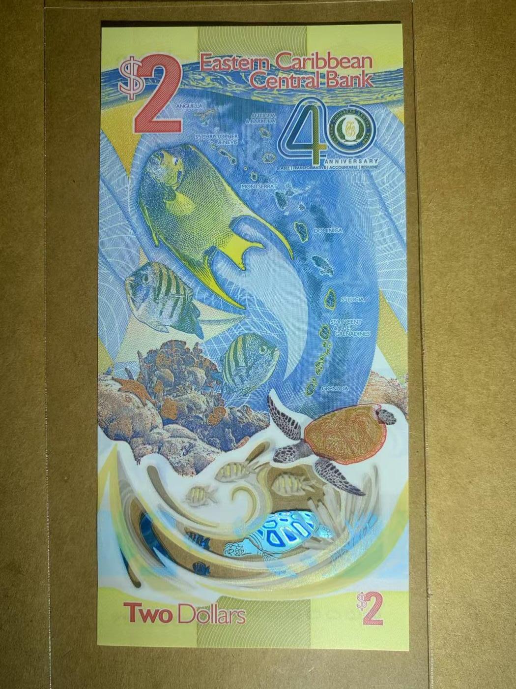 【礼羽收藏】🌏世界钱币拍卖第115期 【AA350098】全新UNC 2023年东加勒比2面值塑料纪念钞 AA首发冠 无47尾98 永恒号