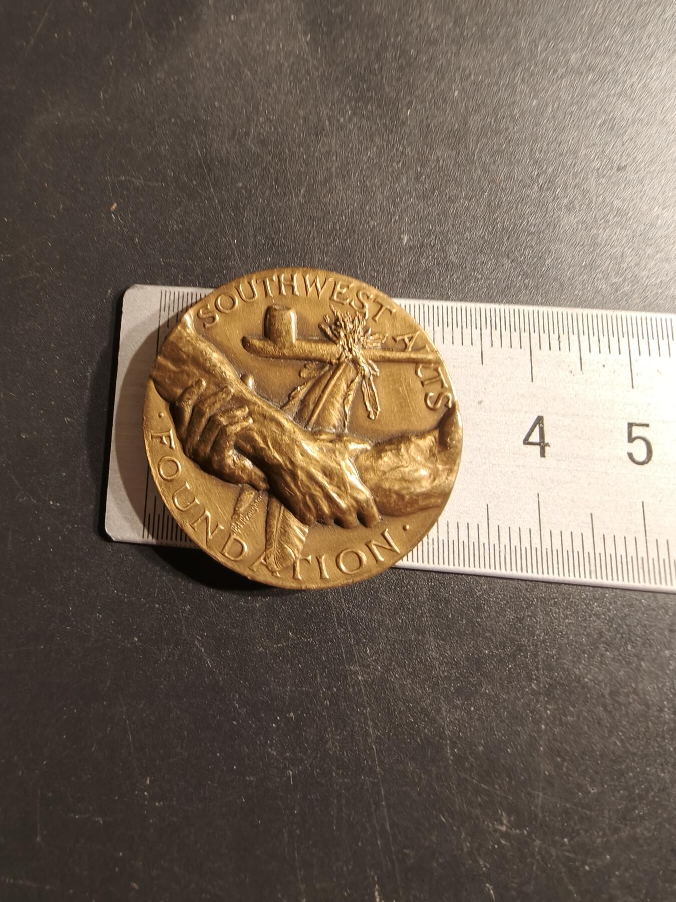 老王徽章第153期 美国西南艺术基金会大铜章    直径32mm.   重量23.6g