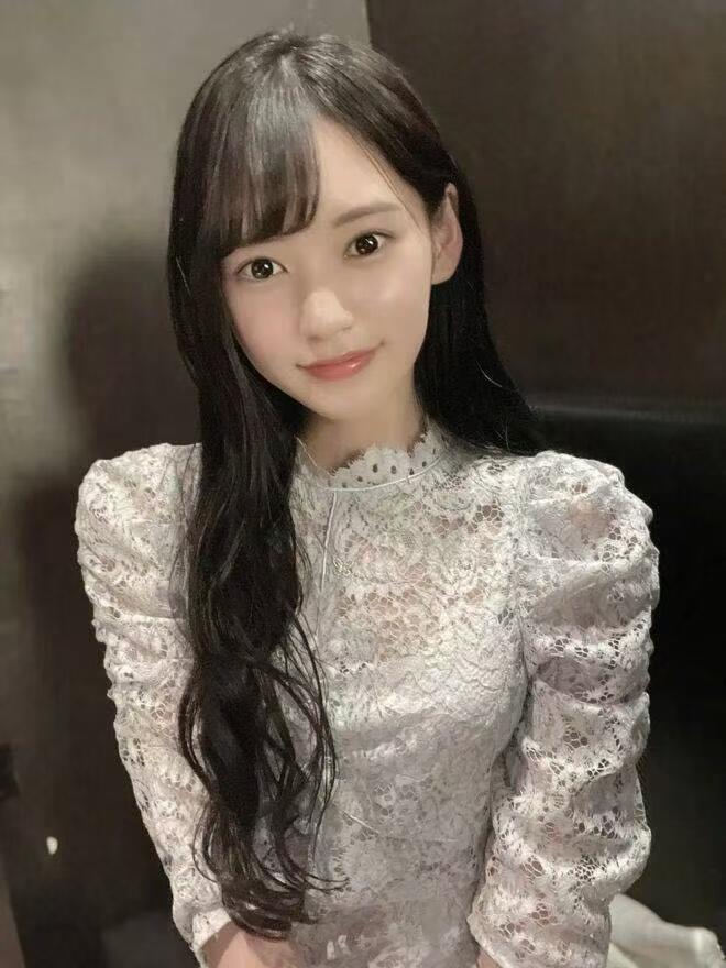 零元拍：日本 网红 偶像艺人 八卦海 八掛海 特典 拍立得 签名签字亲签 画了小爱心 实卡超好看 稀有 2020年11月以日本影片公司PRESTIGE专属的身份正式出道，首部作品《JK制服与初恋笑容》让她迅速走红，2025年1月签约M社。