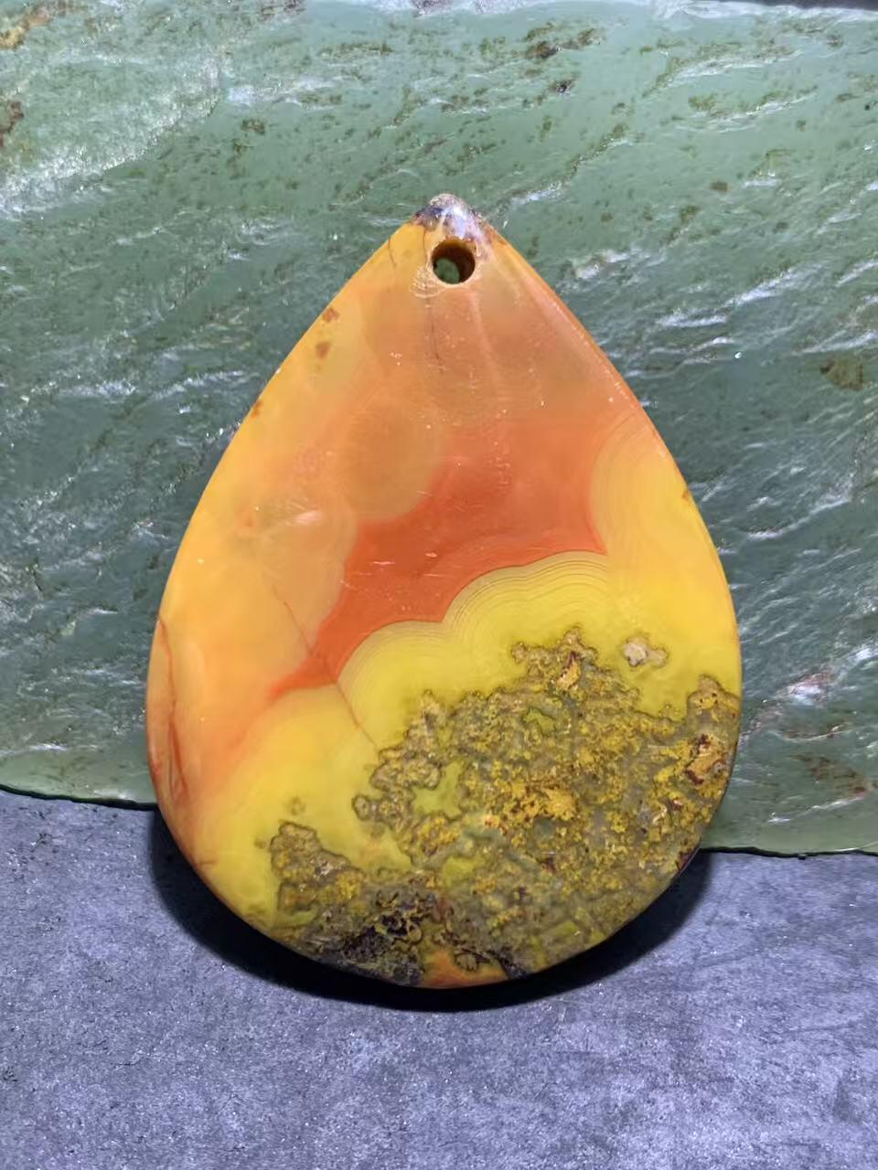 精美原皮草花纹战国红玛瑙吊坠一个